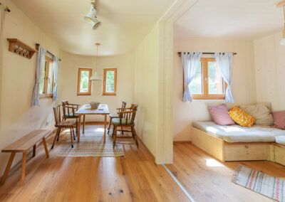 Egy hangulatos moduláris ház belső nézete étkezővel és ülősarokkal.