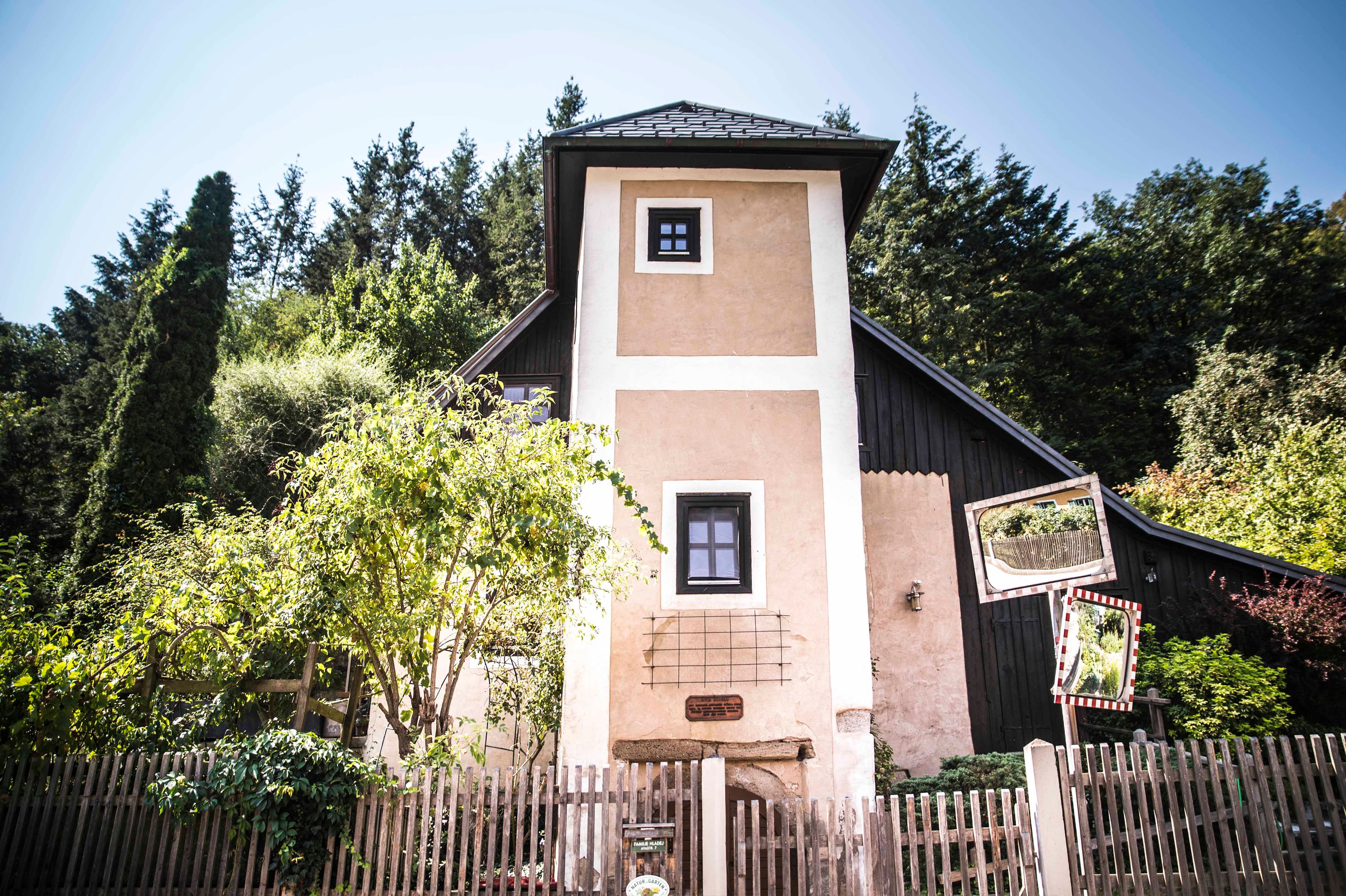 Egy kis torony, a háttérben fakerítéssel és fákkal.