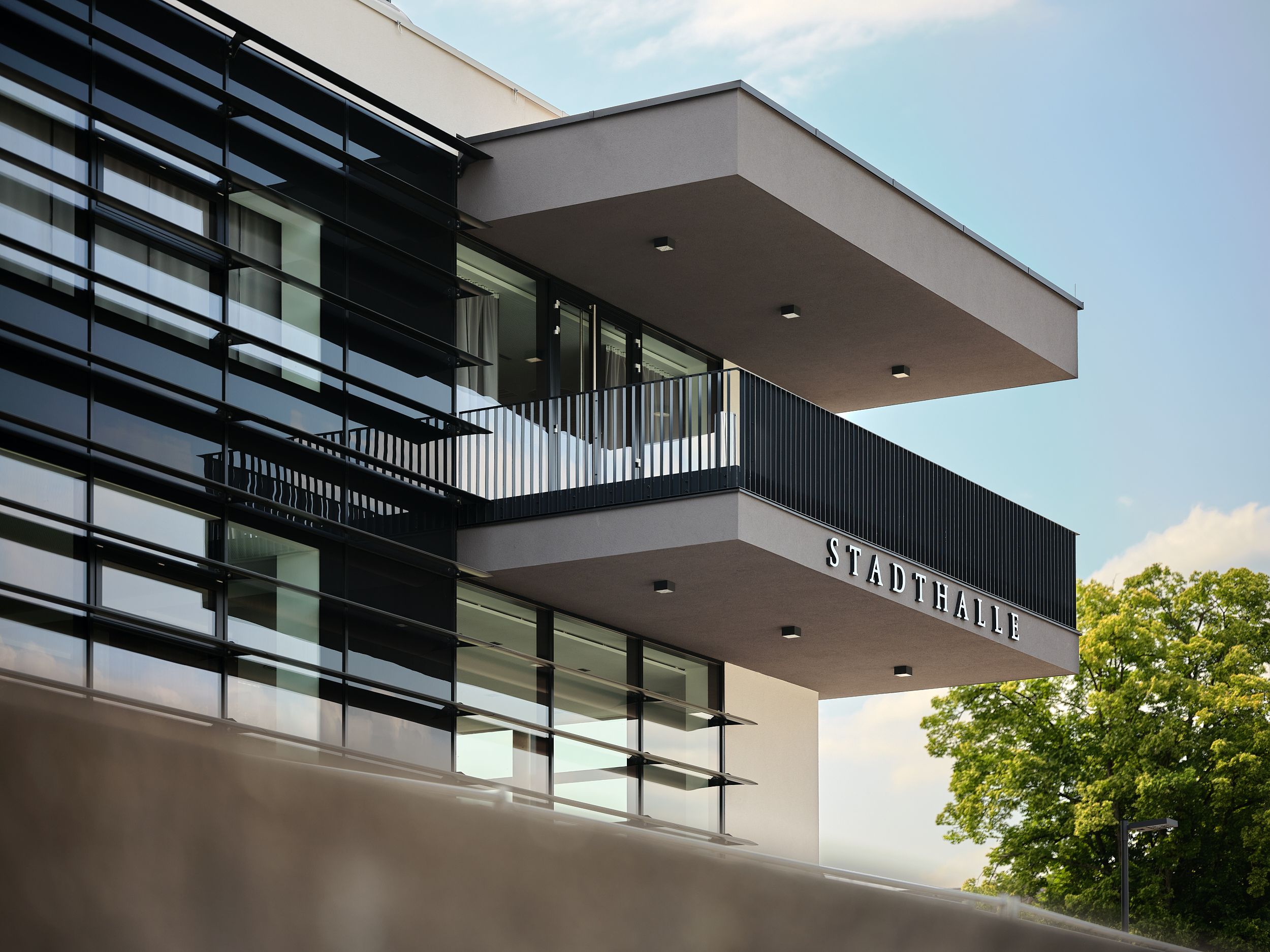 A Stadthalle Ybbs modern külső nézete üveghomlokzattal és erkéllyel.