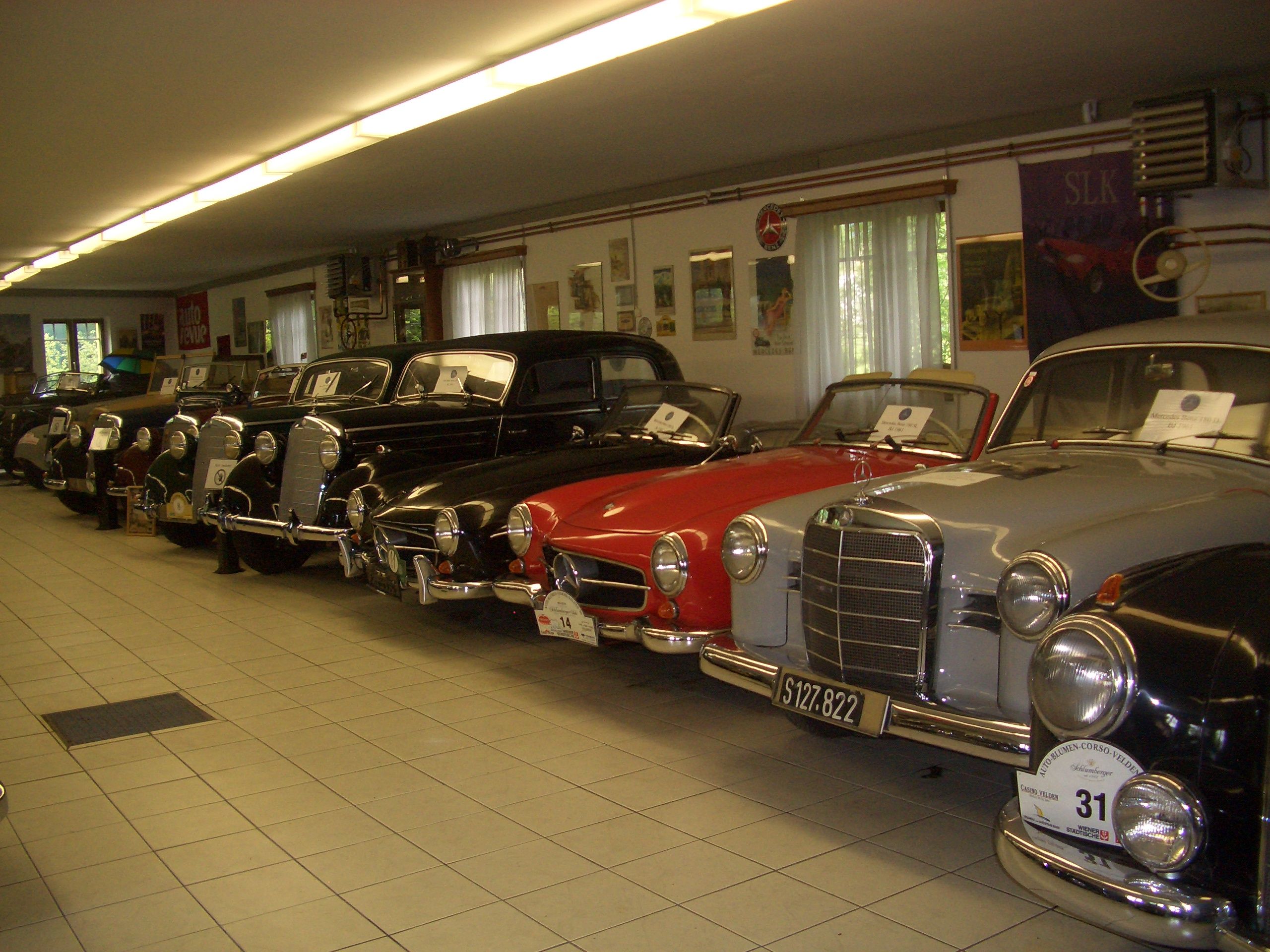 Oldtimer autók sora egy múzeumban.