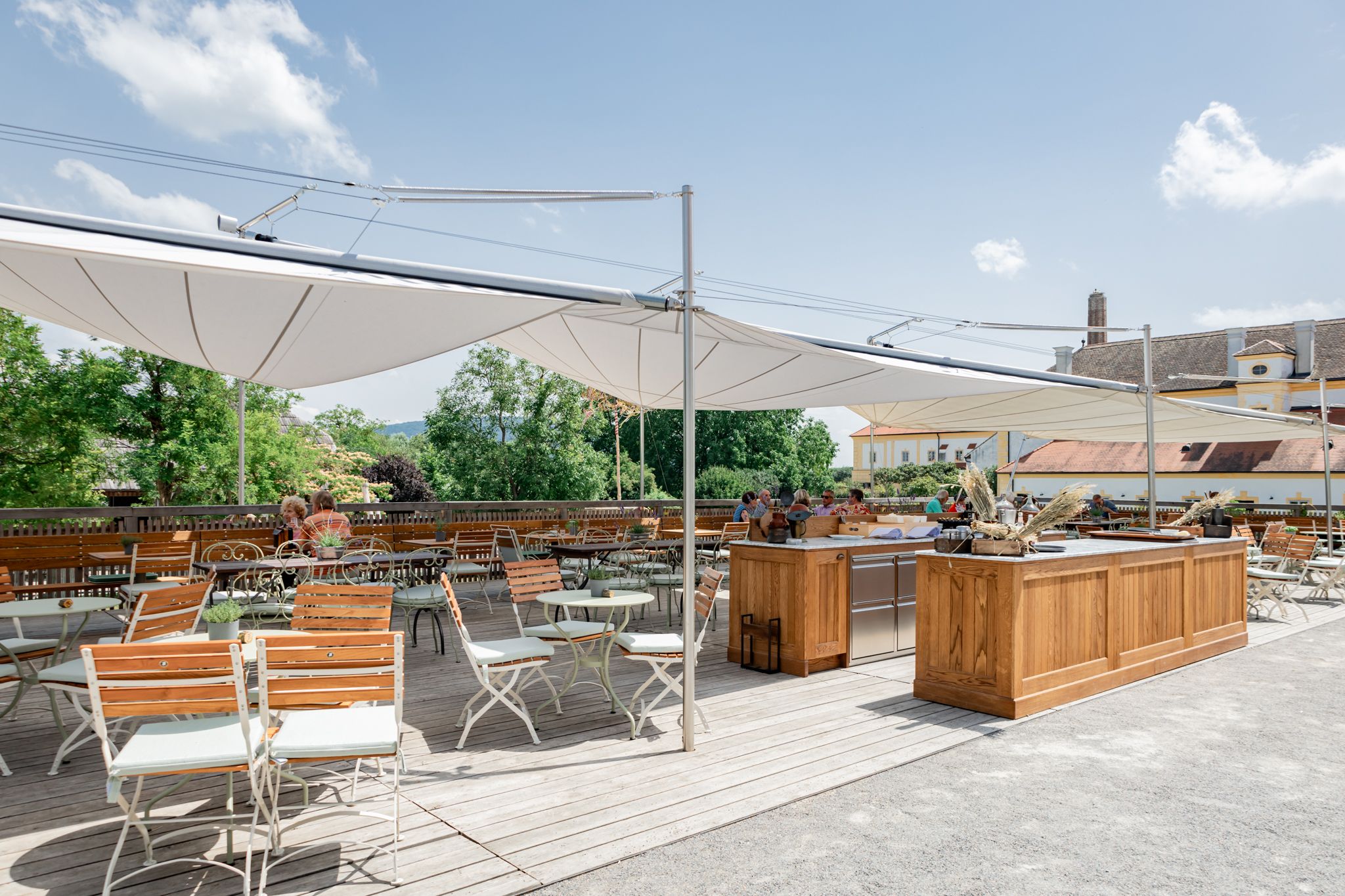 Terasz asztalokkal és székekkel