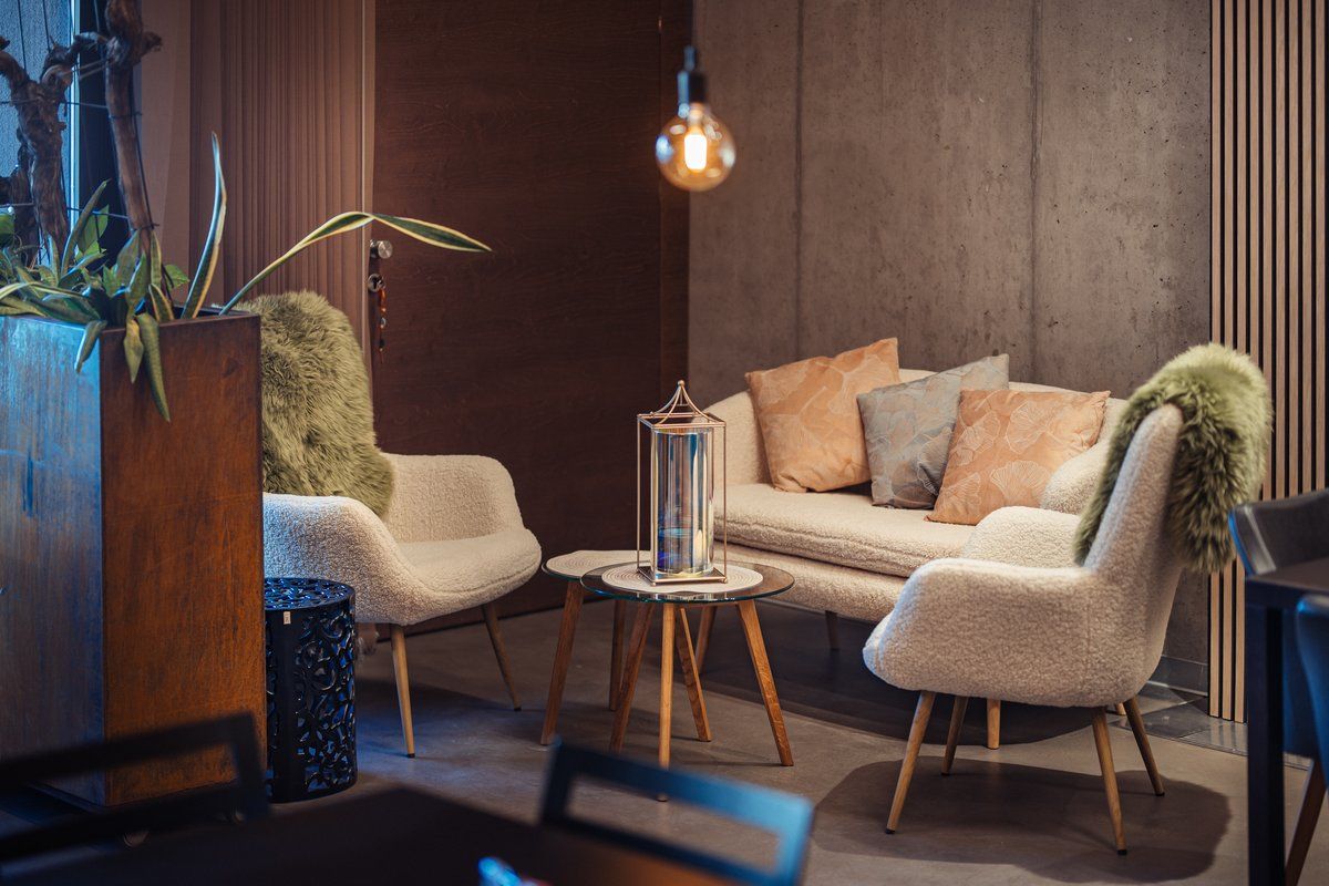 Hangulatos ülősarok kanapéval, fotelekkel és párnákkal.