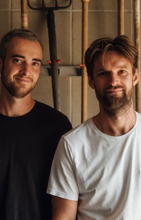 Zwei Winzer vom Weingut von der Vogelaide