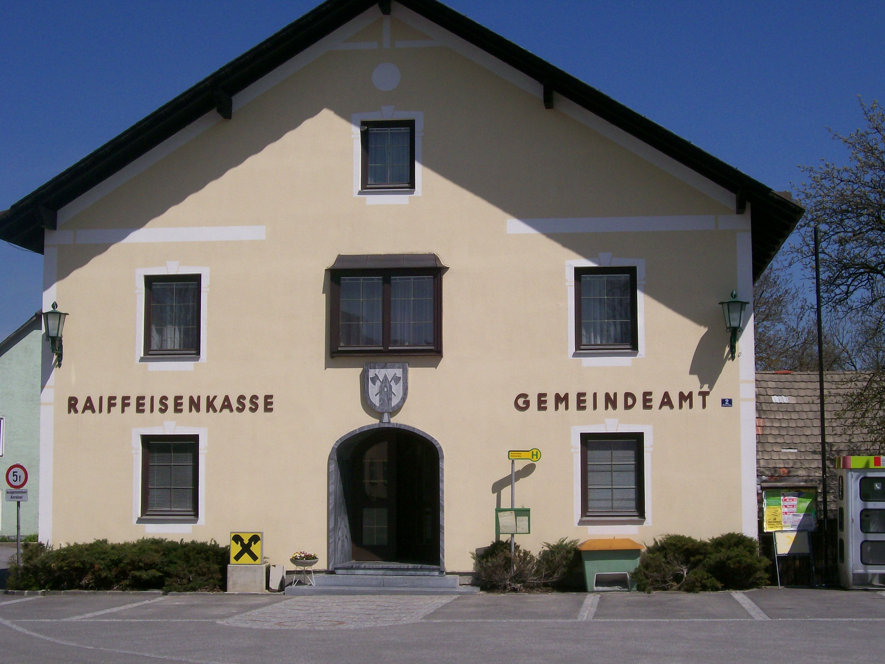 Raiffeisenkasse és önkormányzati irodaépület Kirchschlagban.