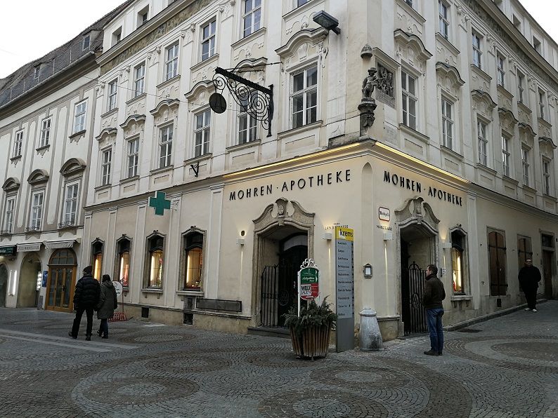 Történelmi épület a "Mohren Apotheke" felirattal.