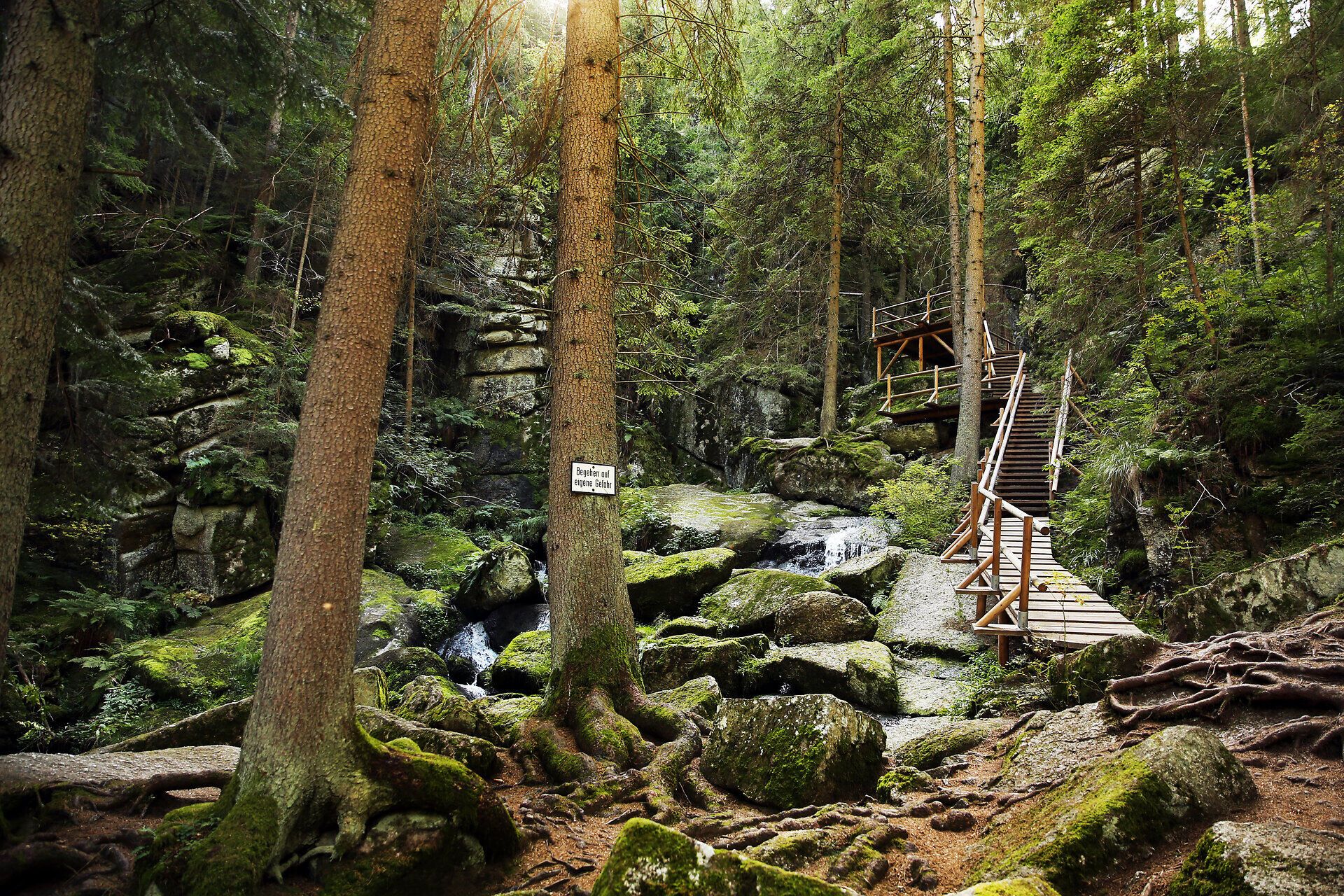 Méltóságteljes fákkal és lágyan hullámzó vízzel körülvett Lohnbachfall a természetben való felfrissülésre hívja Önt. A zöld idill és a friss levegő tökéletes hátteret teremt a kirándulók számára, akik élvezni szeretnék a környezet szépségét.
