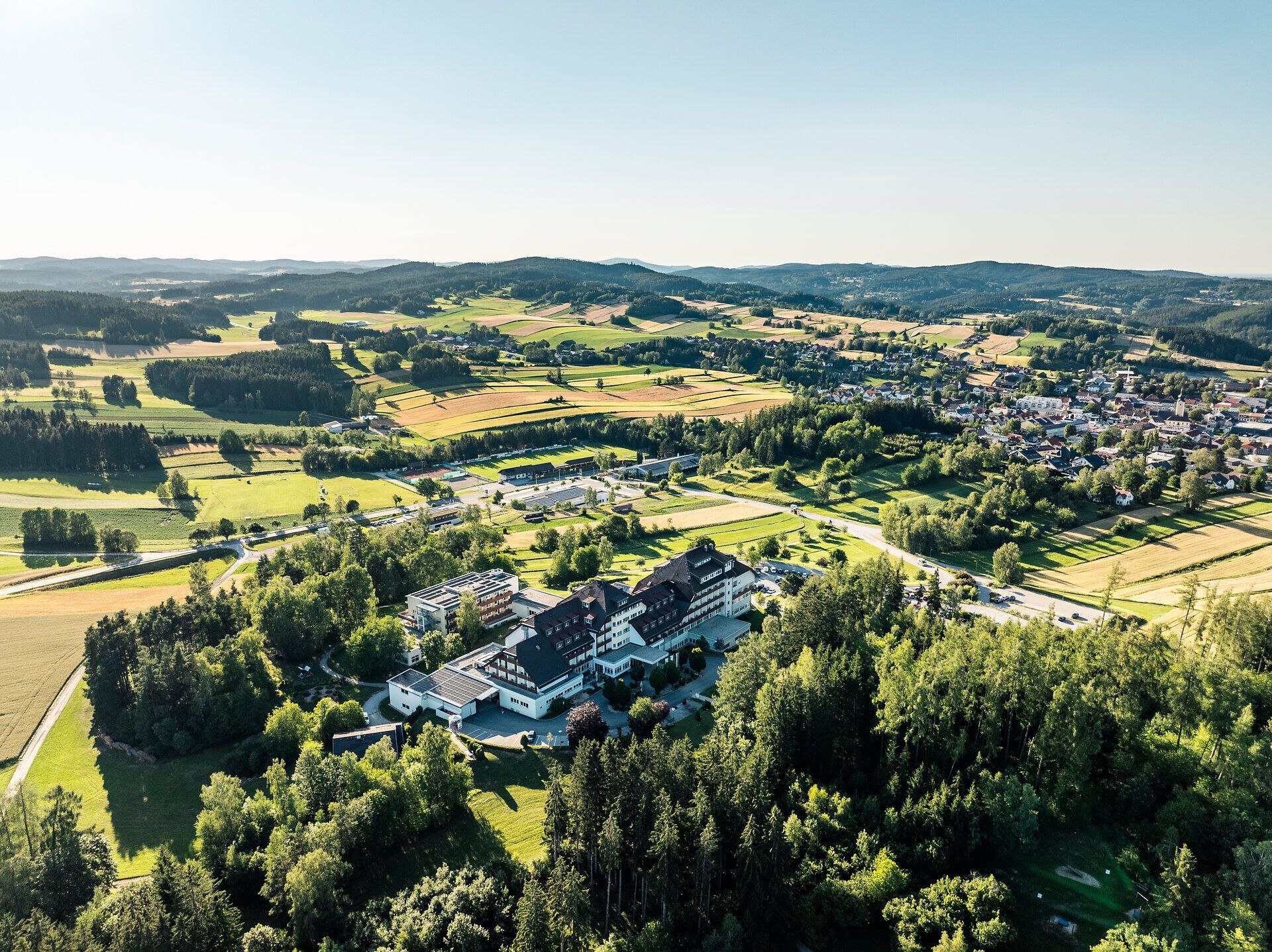 Légi felvétel a Waldviertel régióban található Groß Gerungs-i szív- és érrendszeri központról, amelyet rétek, mezők, erdő és Groß Gerungs település vesz körül.