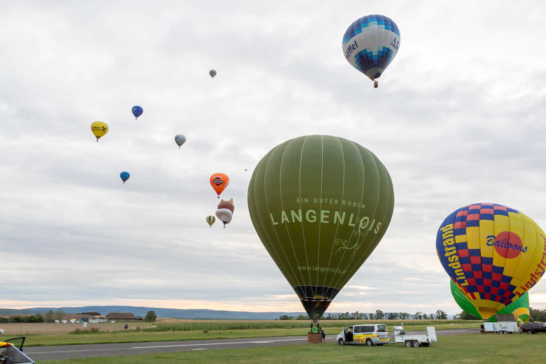Hőlégballonok az égen a Balloon Days Krems-Langenlois 2019 rendezvényen.