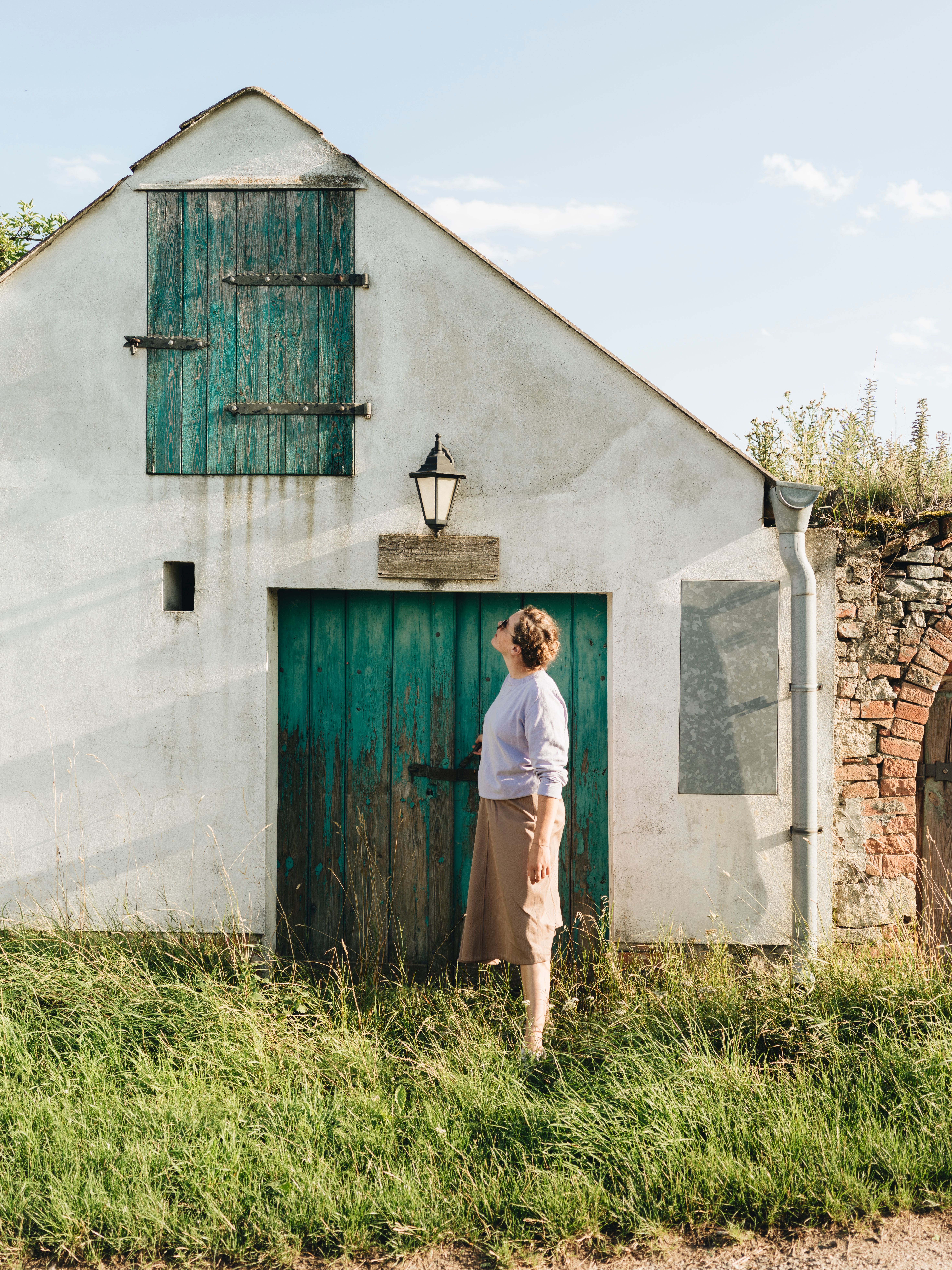 Borospince Zellerndorfban, szőlőültetvényekkel és kék éggel körülvéve.