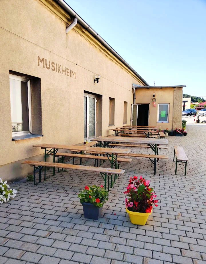 Hagyományos borozó Thaller Wolfsthal, belső udvar borasztalokkal 