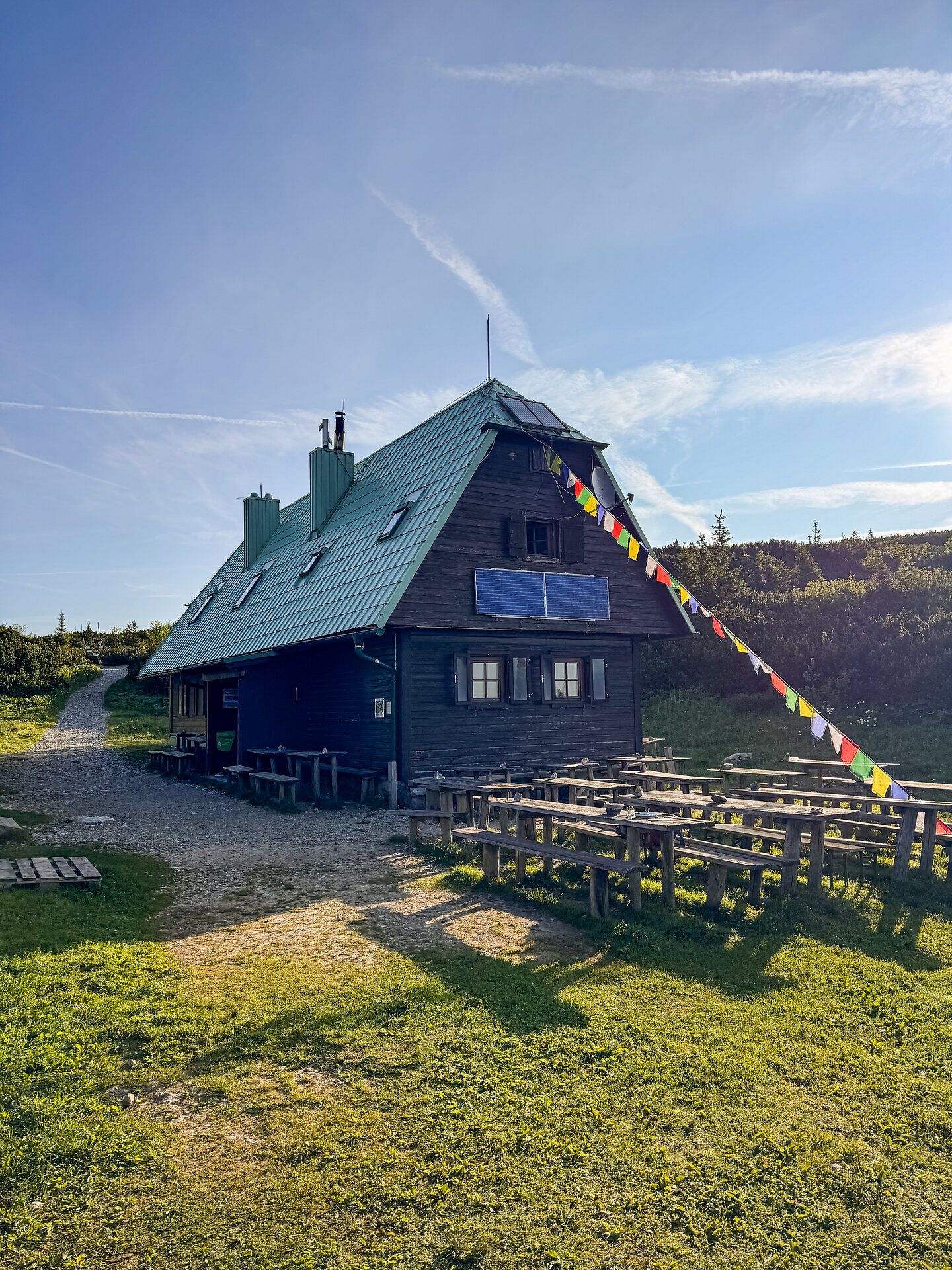 Hegyi kunyhó kívülről szép időben