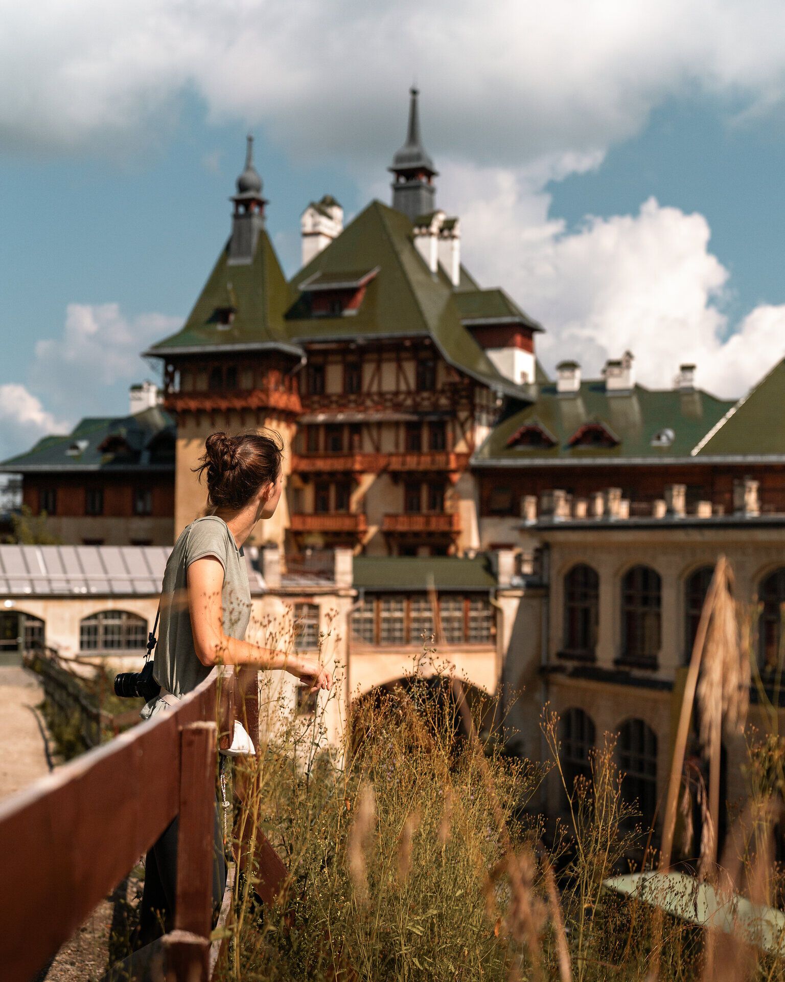 Méltóságteljes hegyekkel és buja zölddel körülvett hangulat elidőzésre hívja Önt. A Südbahnhotel történelmi építészete tökéletesen harmonizál a háttérben kibontakozó lélegzetelállító tájjal. Itt a látogatók megtapasztalhatják a nyarat az alsó-ausztriai hegyekben.
