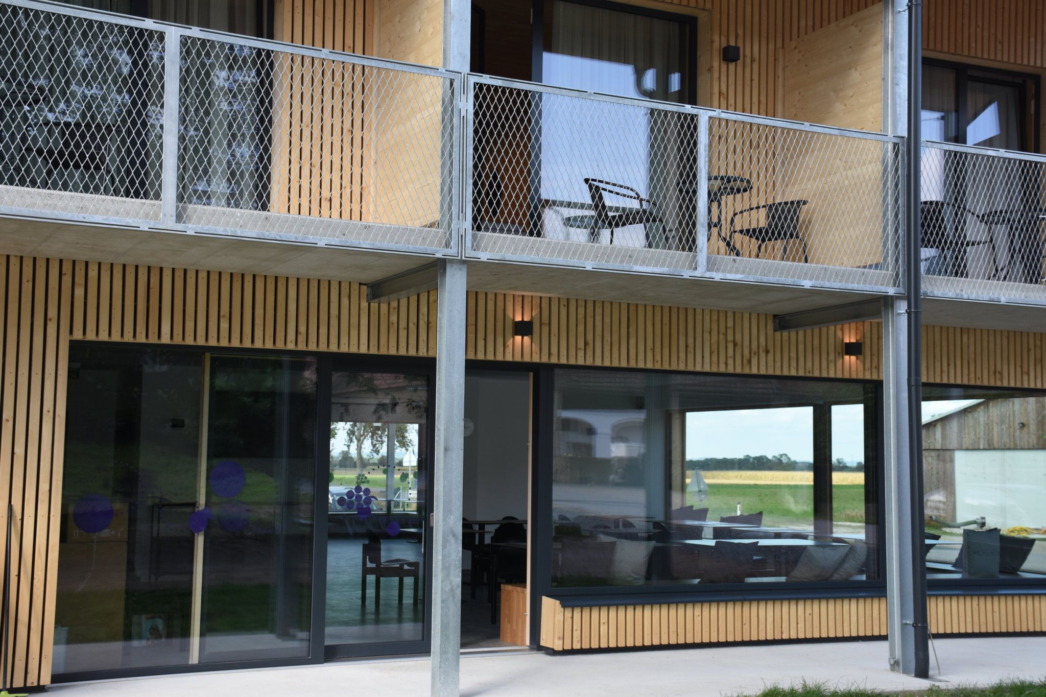 Eingang der Terrasse und darüber die Balkone.