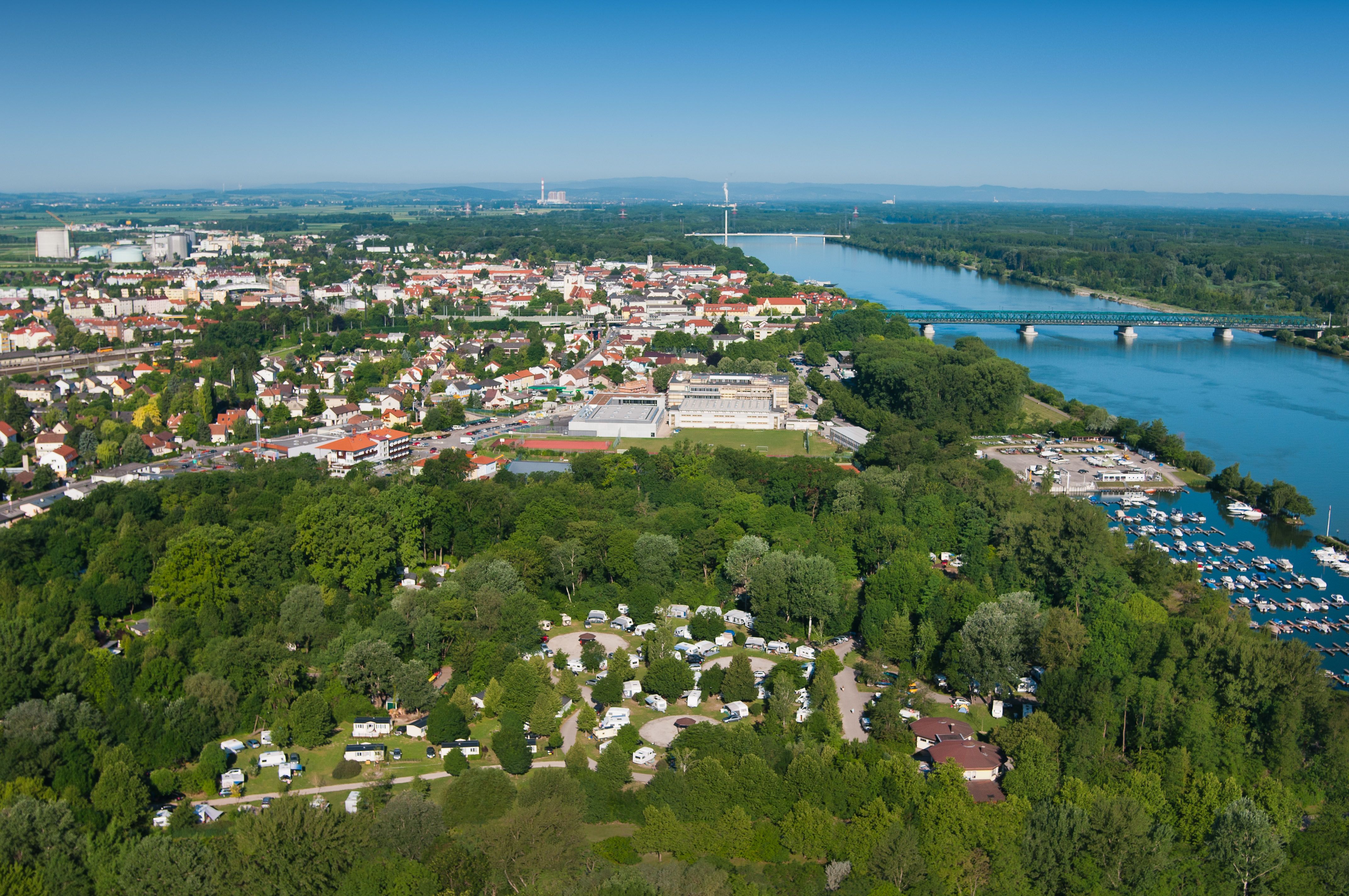 Légi felvétel egy dunai kempingről Tullnban, a háttérben a folyó és a város.