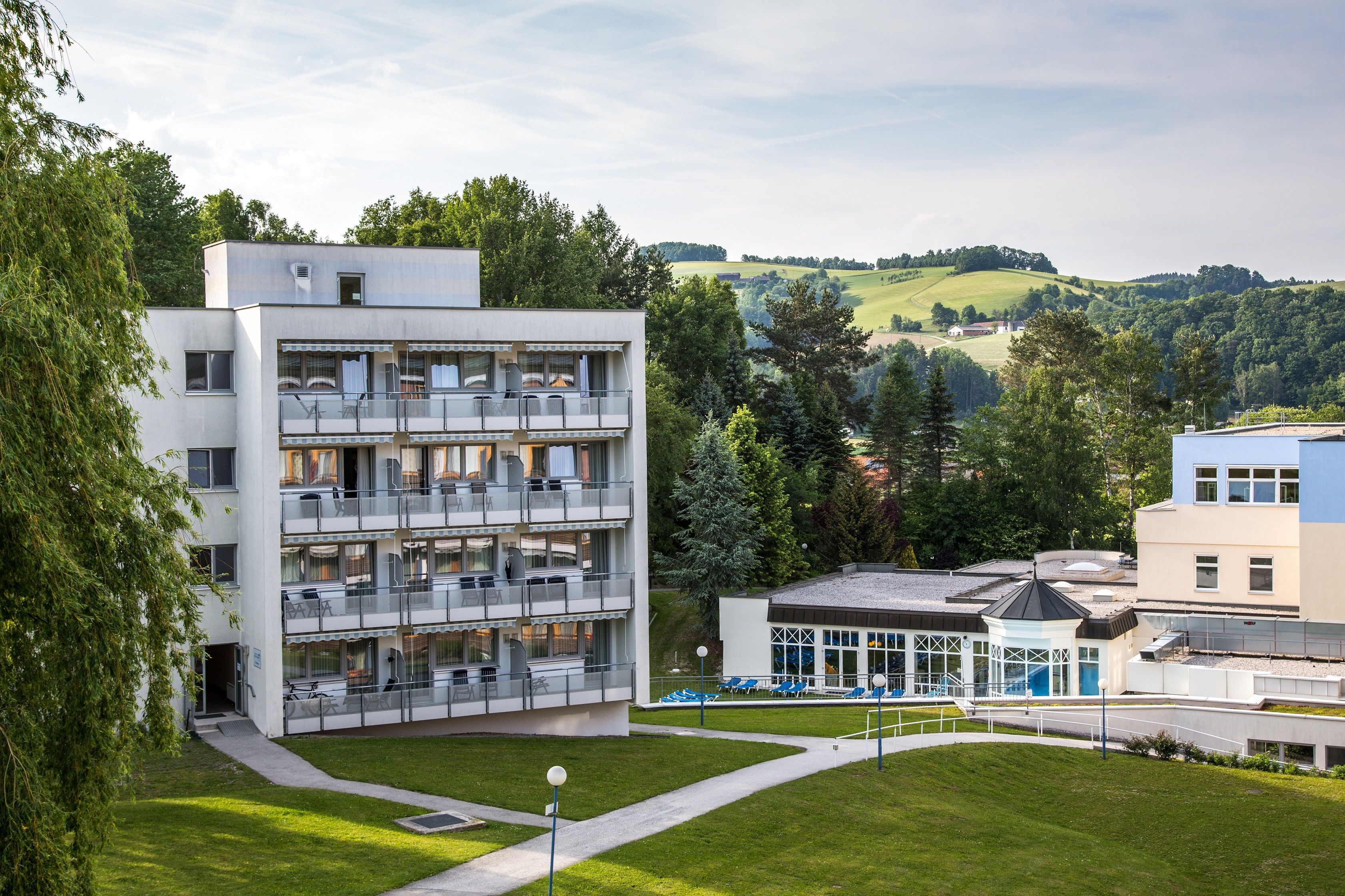 A Königsberg gyógyfürdőben található Parkhotel külső nézete a környező zöld tájjal.