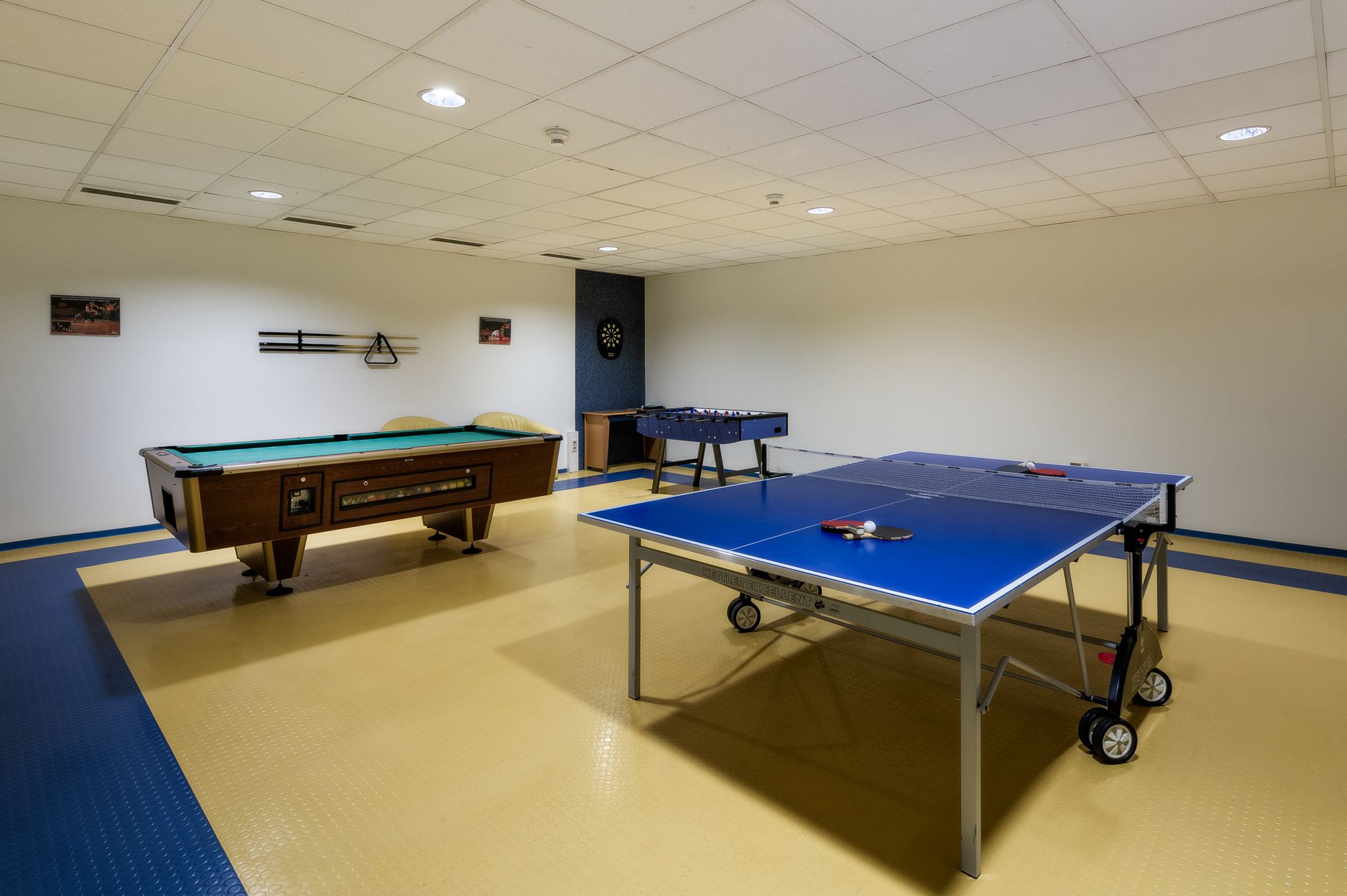 A City Hotelben található szabadidős terem biliárddal, asztalitenisz-asztallal és asztali focival.