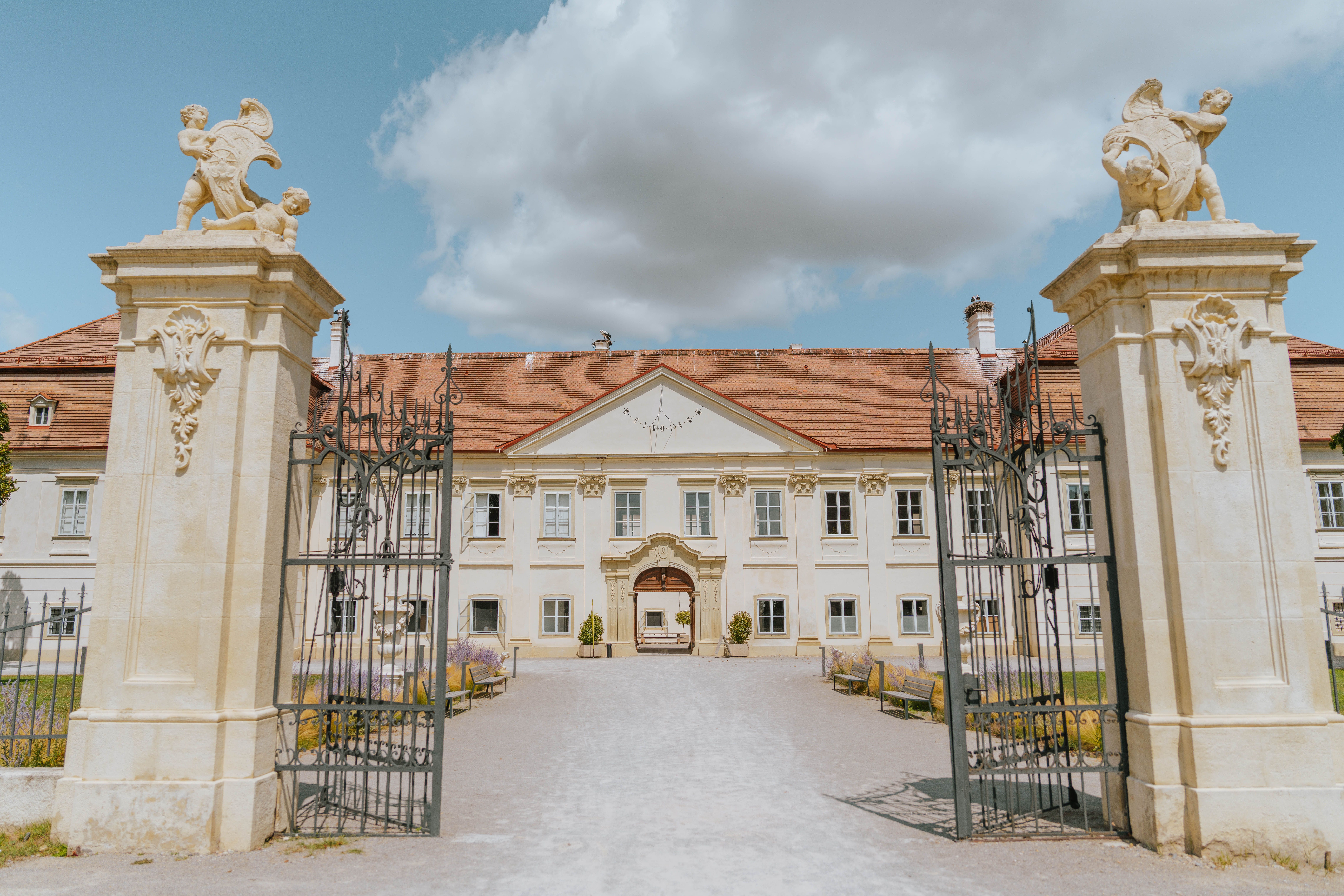 A marceggi vár bejárati kapuja és homlokzata kék ég alatt.