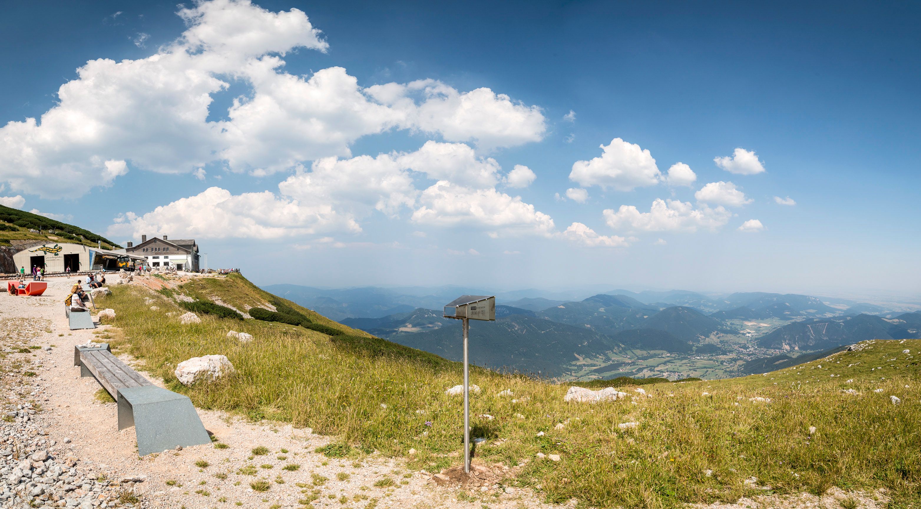 Kilátás a Schneebergről a hegyvidéki tájra és a Turistaházra.