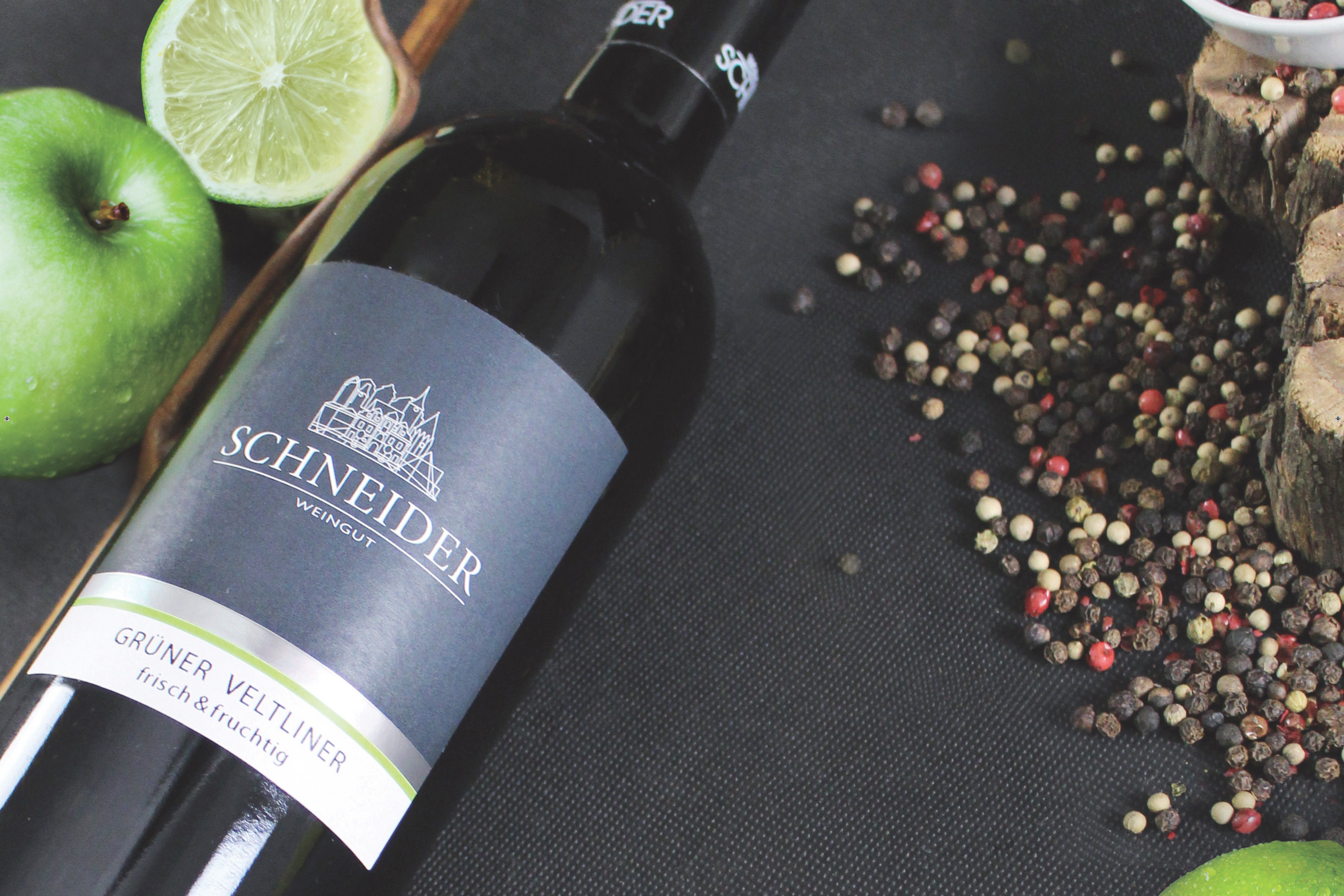 Palackozott Zöldveltelini a Weingut Schneider borászatból zöld almával és lime-mal.