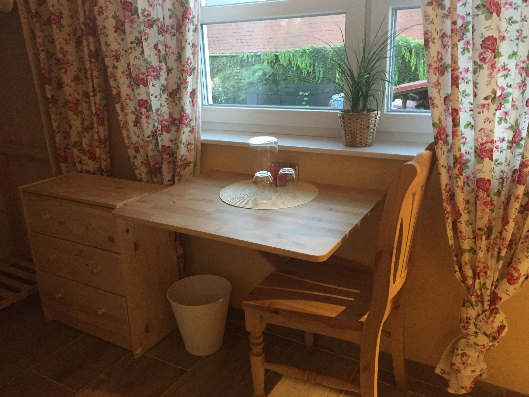 Hippo Campus, szoba, íróasztal