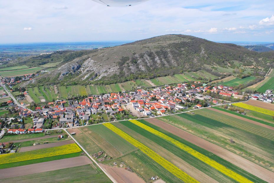 Hundsheim légifelvétele, a háttérben mezőkkel és dombokkal.