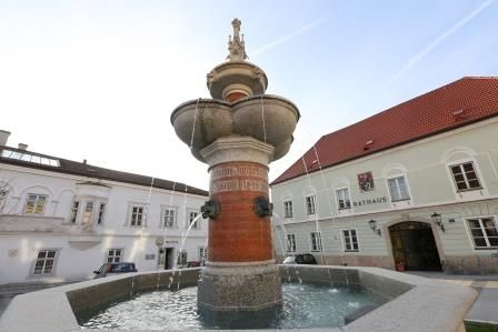 Ferenc József császár jubileumi szökőkútja a városháza épülete előtt.