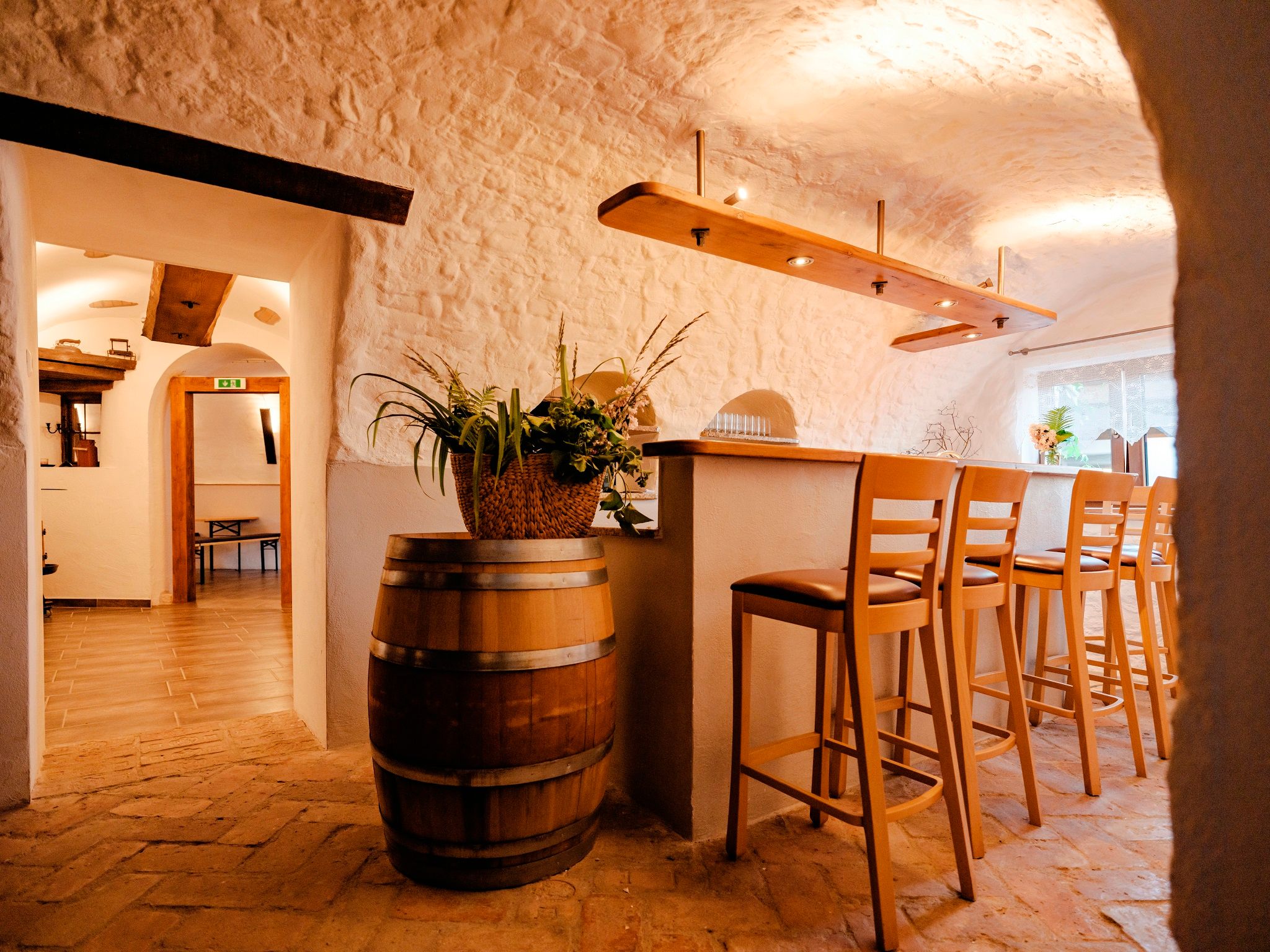 Hangulatos szalon bárszékekkel és rusztikus bútorokkal.