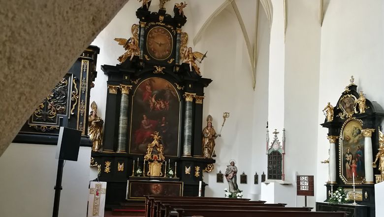 A kremsi Bürgerspitalskirche belső nézete oltárral és vallási festményekkel.