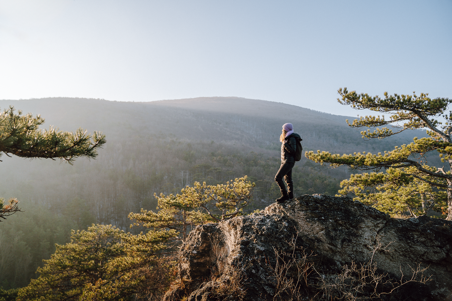 Die winterliche Landschaft im Helenental verzaubert mit glitzerndem Schnee und majestätischen Bäumen, die in der kalten Luft erstrahlen. Ein Wanderer genießt die frische Bergluft und den atemberaubenden Ausblick auf die umliegenden Hügel, während die Stille der Natur eine friedliche Atmosphäre schafft.