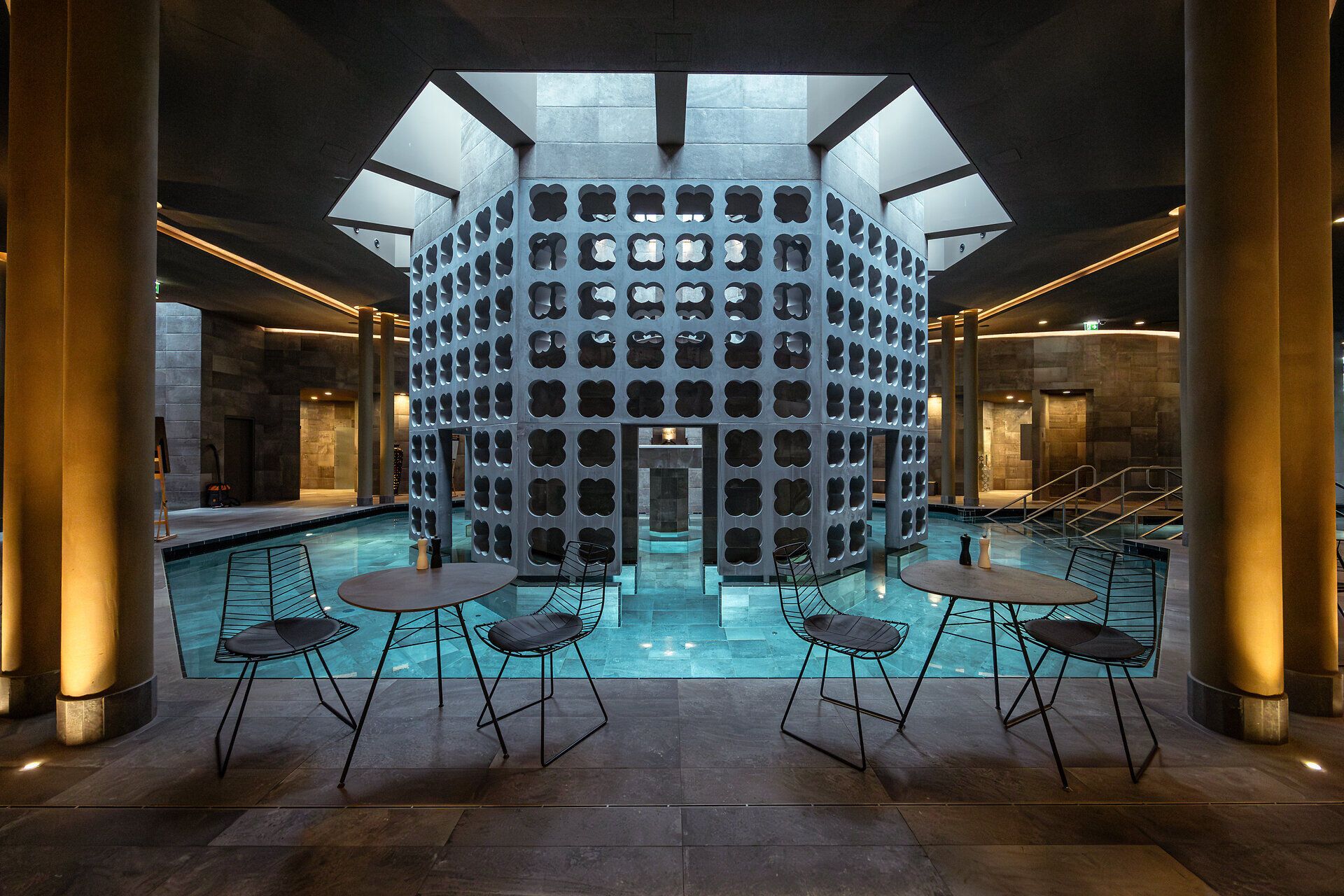 In der ruhigen Atmosphäre des Silent Spa laden elegante Liegen und sanftes Wasser zum Entspannen ein. Die harmonische Gestaltung und das Spiel von Licht und Schatten schaffen einen Ort der Erholung, ideal für eine Auszeit vom Alltag.