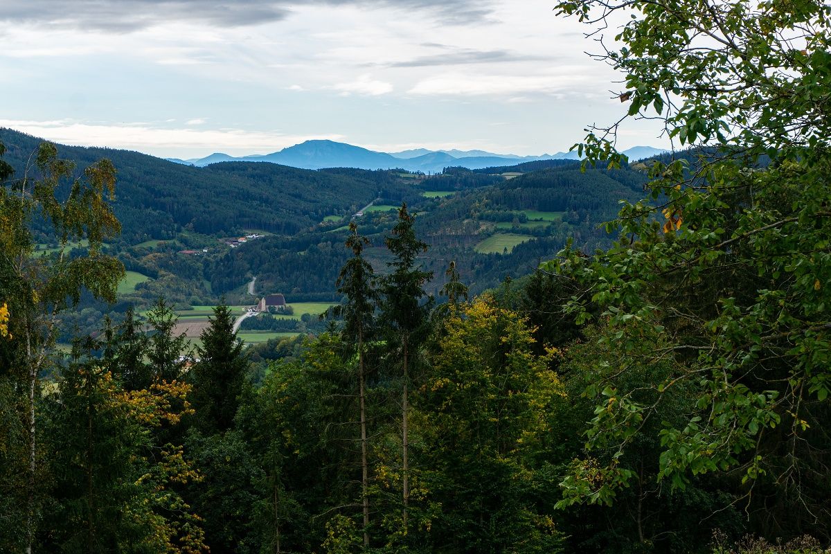 Kilátás a Szent Anna templomra és az Ötscher hegyre