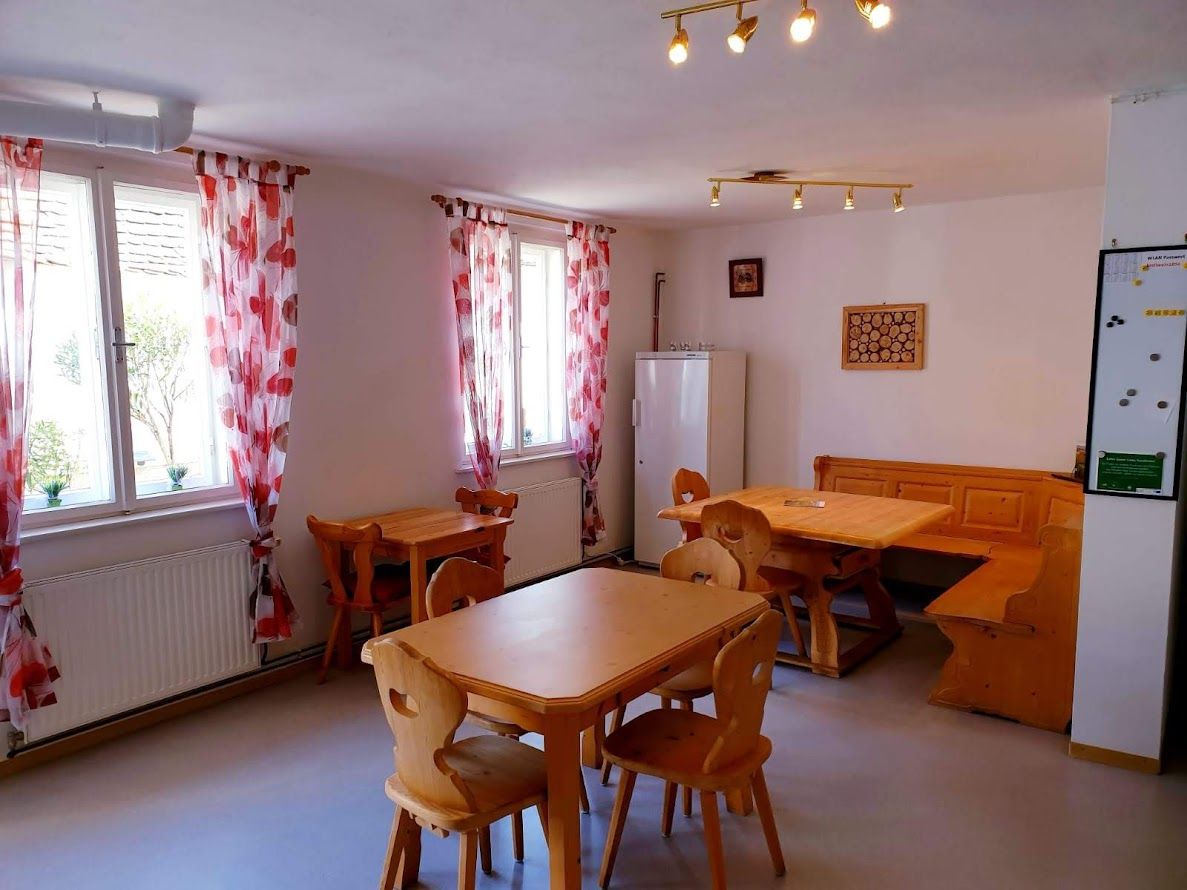 Hangulatos szoba fabútorokkal és piros függönyökkel.