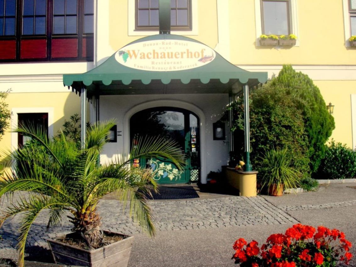 A Wachauerhof bejárata növényekkel és virágokkal.