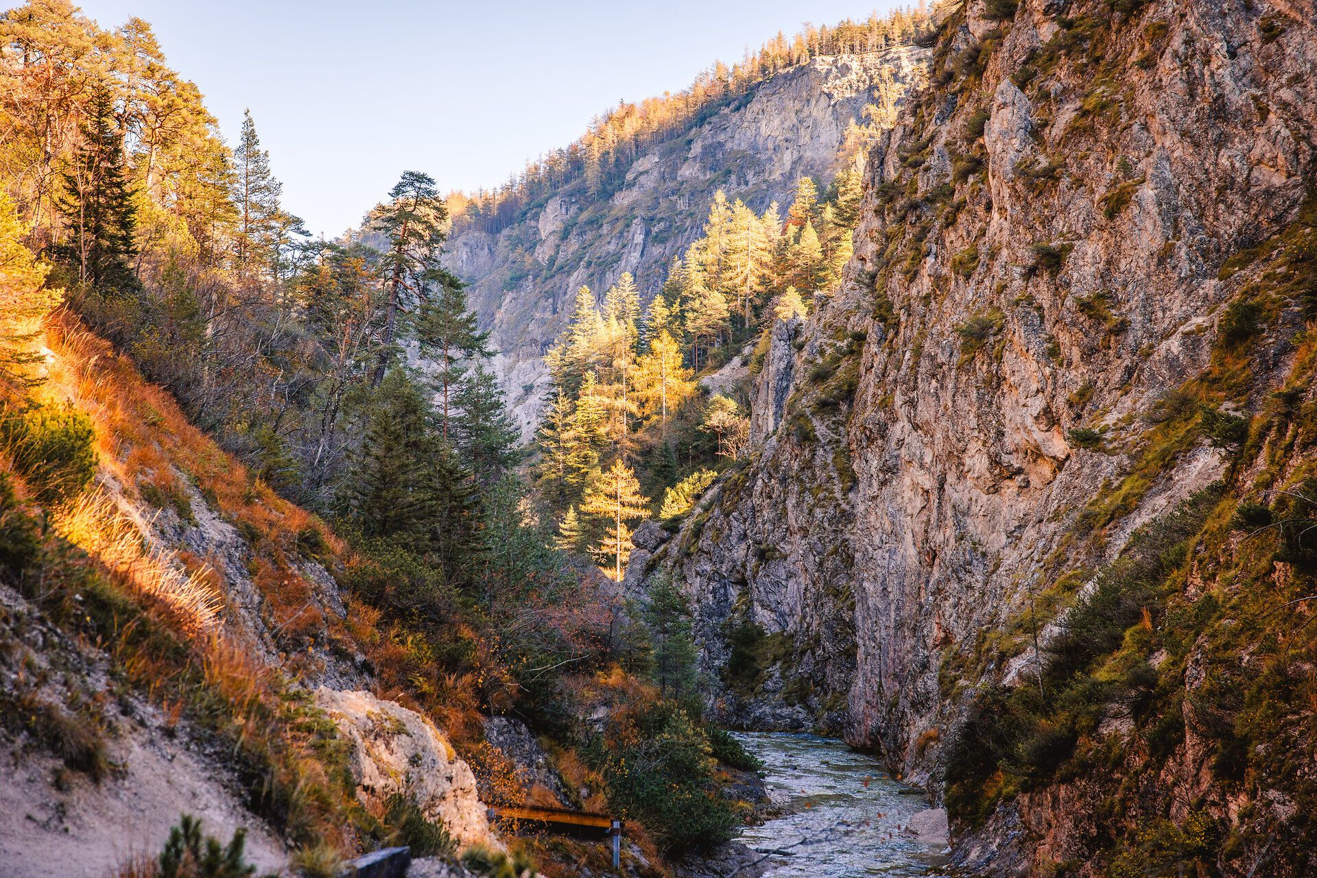 Die goldenen Farben des Herbstes umrahmen die majestätischen Felsen und die sanft plätschernden Gewässer, die durch die Schluchten fließen. Hier, inmitten der unberührten Natur, entfaltet sich eine friedliche Stille, die zum Verweilen und Entspannen einlädt. Ein wahres Paradies für Naturliebhaber und Wanderfreunde.