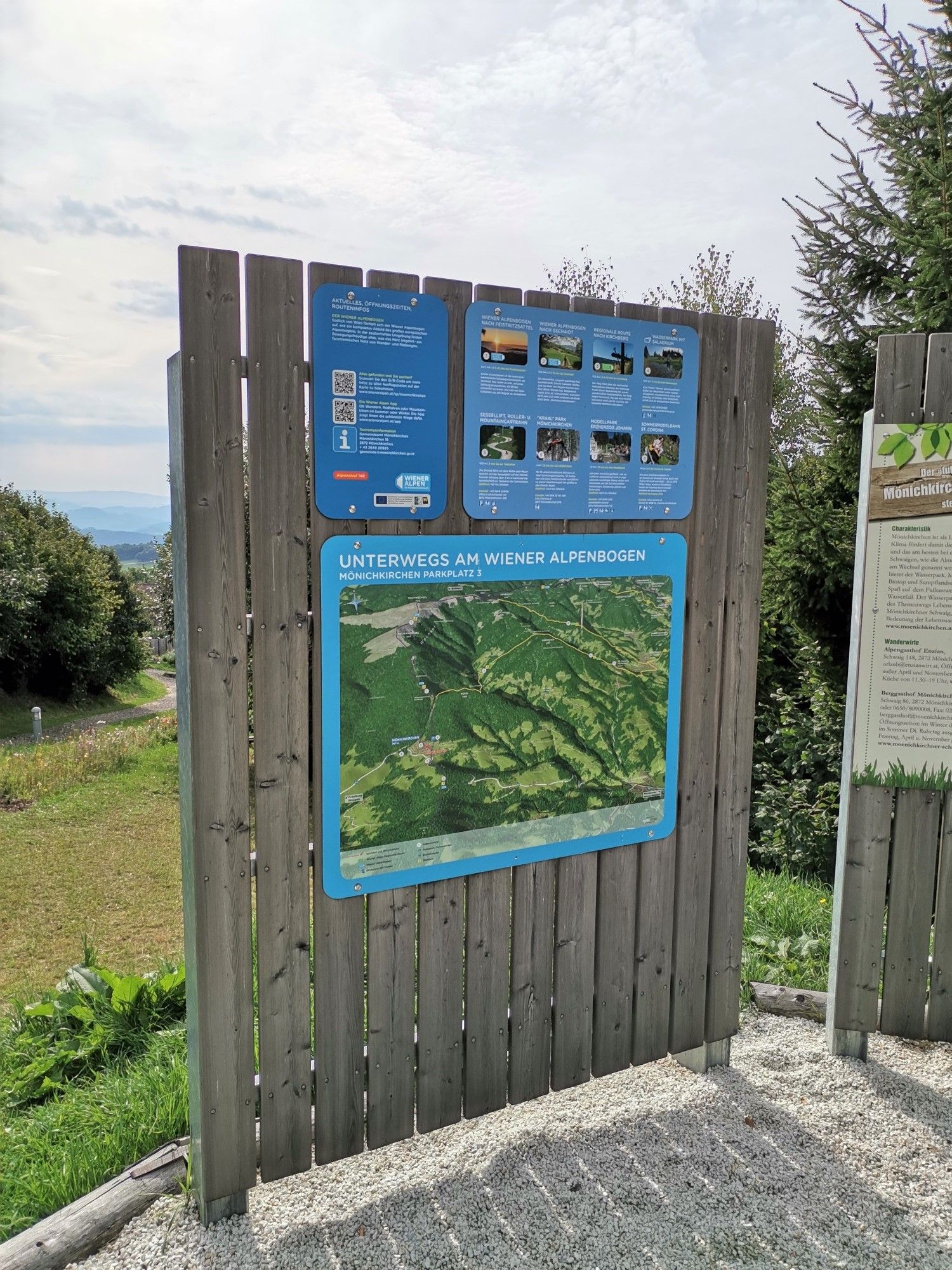 Információs tábla a Wiener Alpenbogen -Wiener Alpenbogen túraútvonalon térképével és szövegekkel.