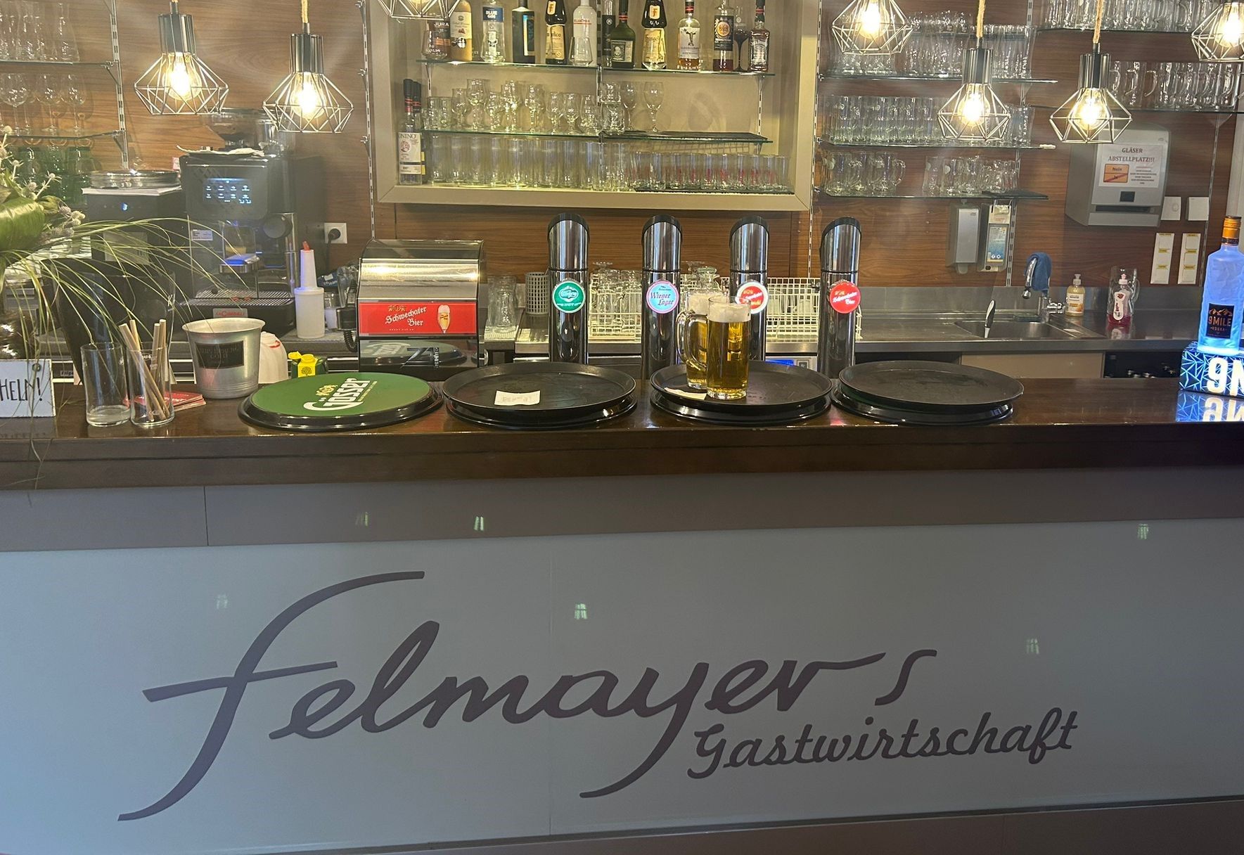 Felmayers vendéglő, Schwechat, bár 