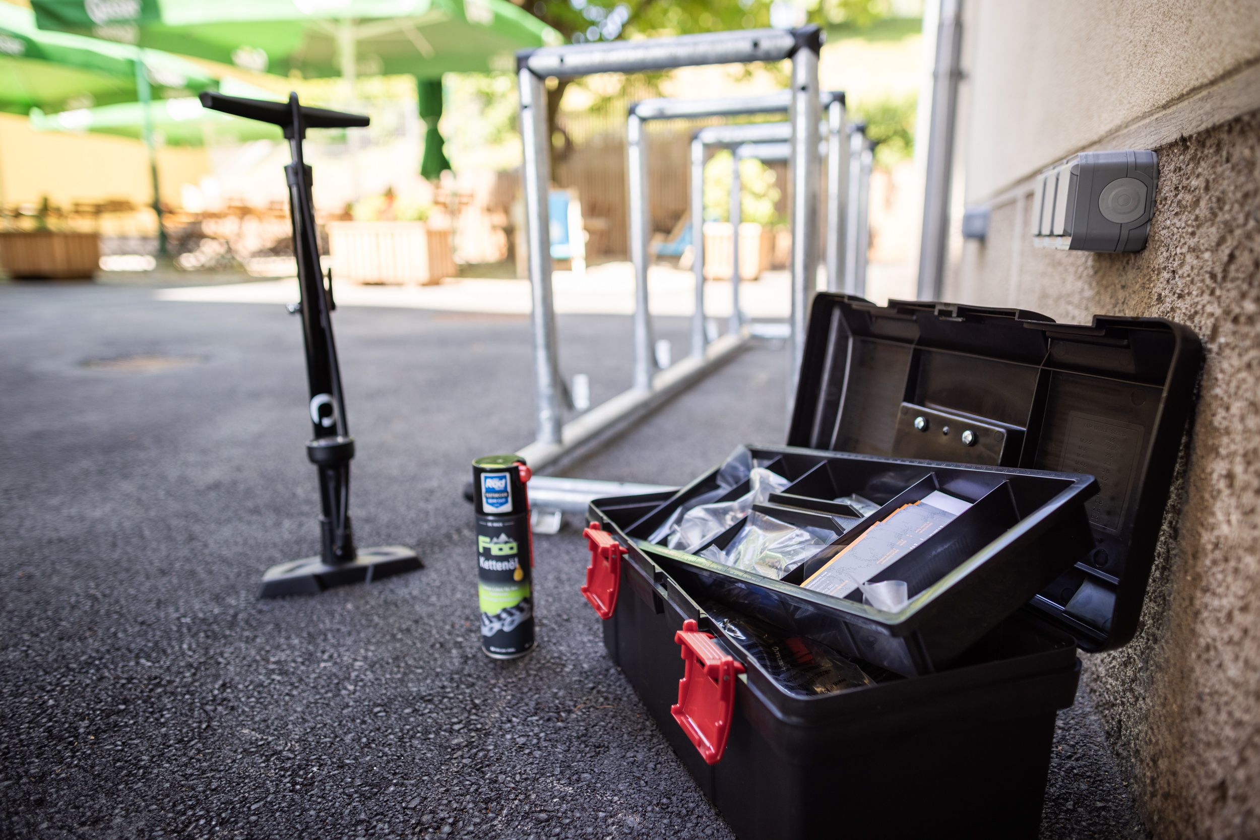 Kerékpárszerszámok, láncolaj és pumpa a kinti kerékpártartók mellett.