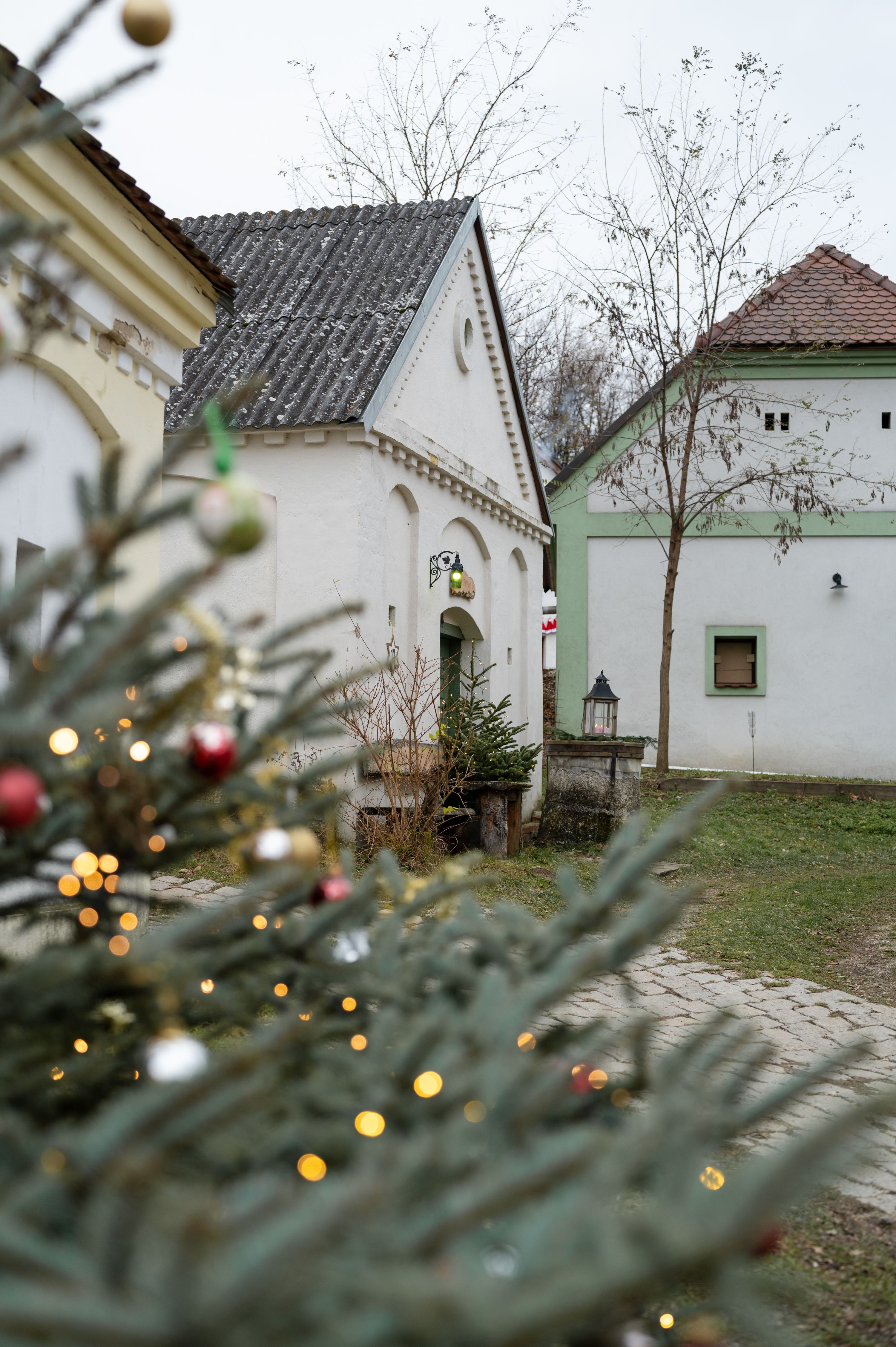 Karácsonyra feldíszített házak Unterstinkenbrunnban, Loamgrui.
