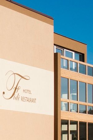 A "Fidi Hotel Restaurant" feliratú modern épület külső nézete.