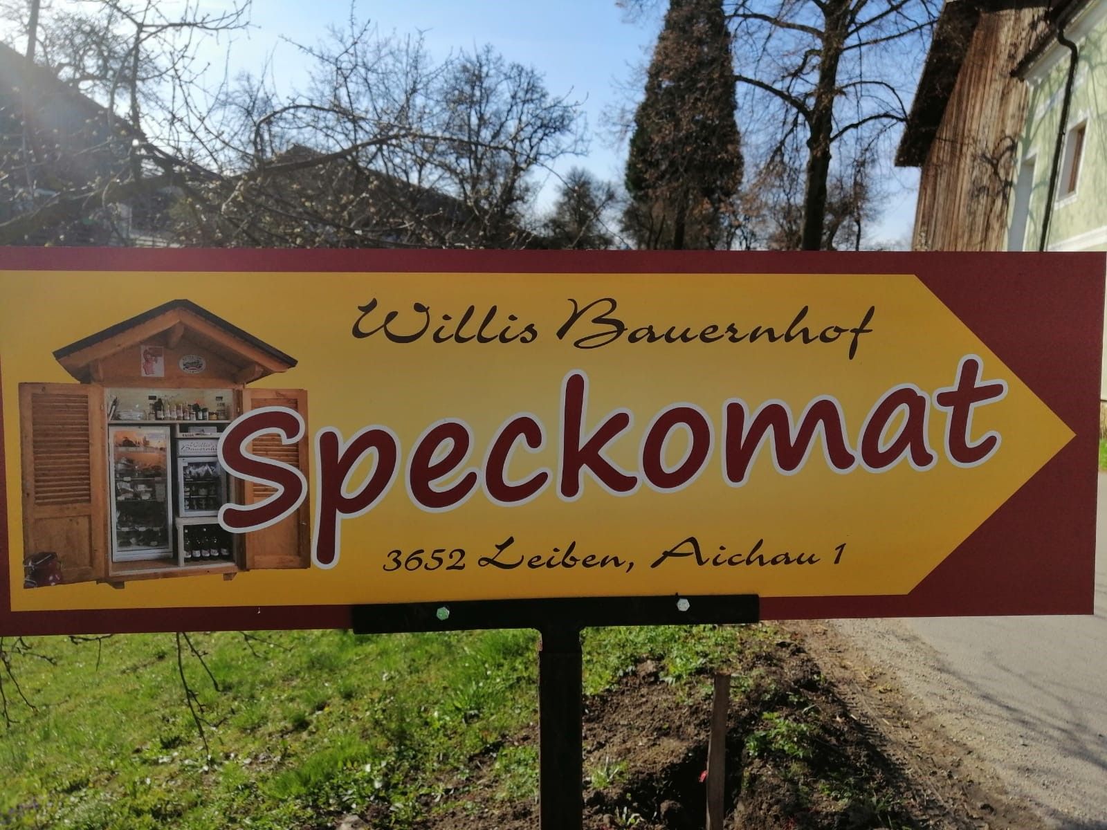 A Wilhelm család önkiszolgáló automatájához vezető útjelző tábla