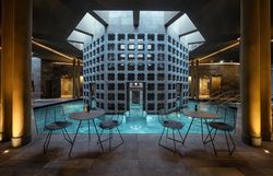 In der ruhigen Atmosphäre des Silent Spa laden elegante Liegen und sanftes Wasser zum Entspannen ein. Die harmonische Gestaltung und das Spiel von Licht und Schatten schaffen einen Ort der Erholung, ideal für eine Auszeit vom Alltag.