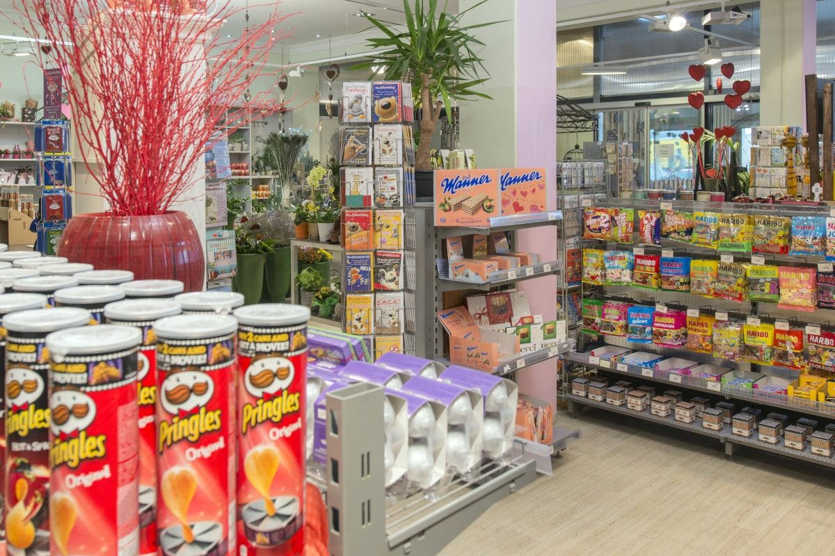 A SHop sok édességgel. Az előtérben halmozott chipsek.