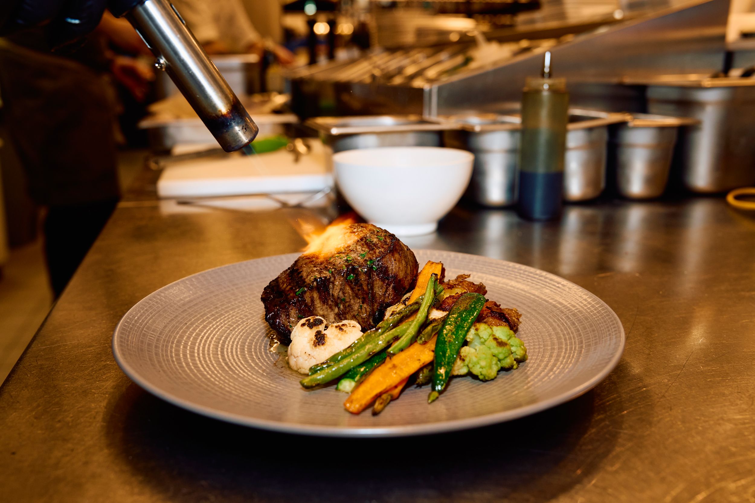 Wolfgang Puck Kitchen + Bar, a húst a tányéron flambírozzák