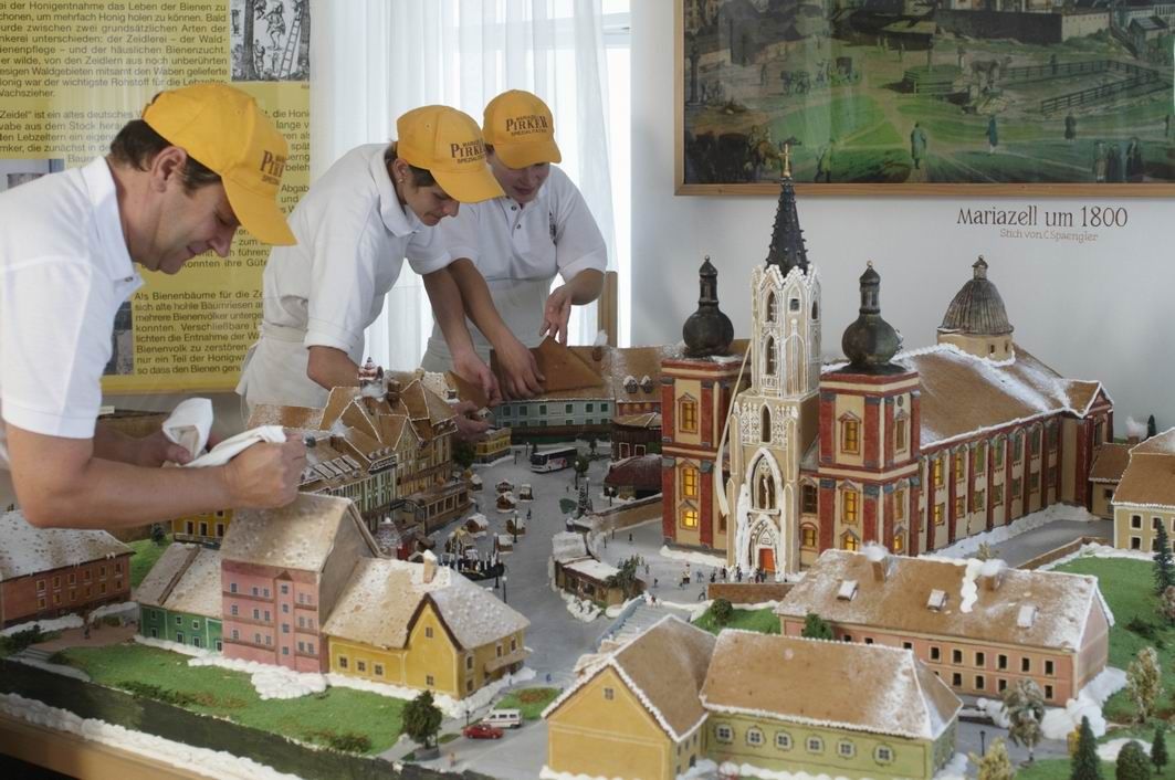 Hárman díszítik Mariazell mézeskalács makettjét 1800 körül.