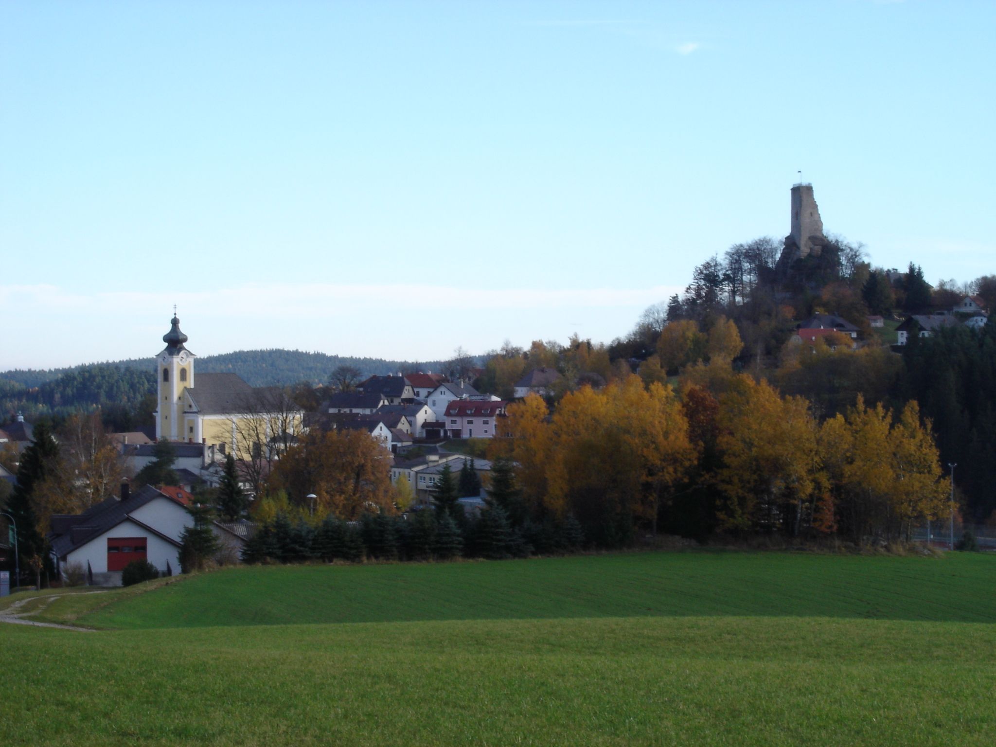Arbesbach tájképe a templom és a vár romjaival.