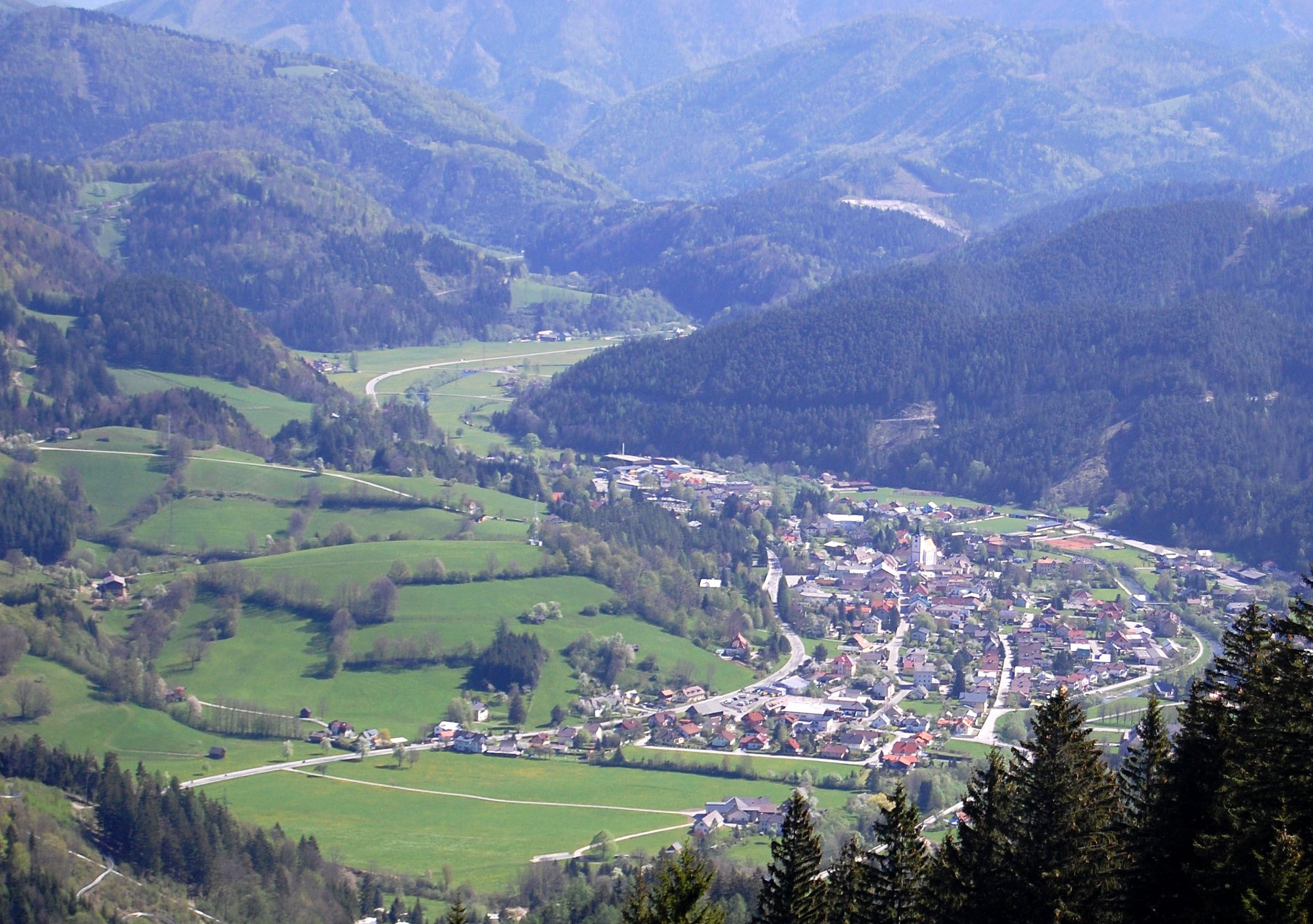 Türnitz falura nyíló panorámás kilátás, zöld dombok és erdők veszik körül.