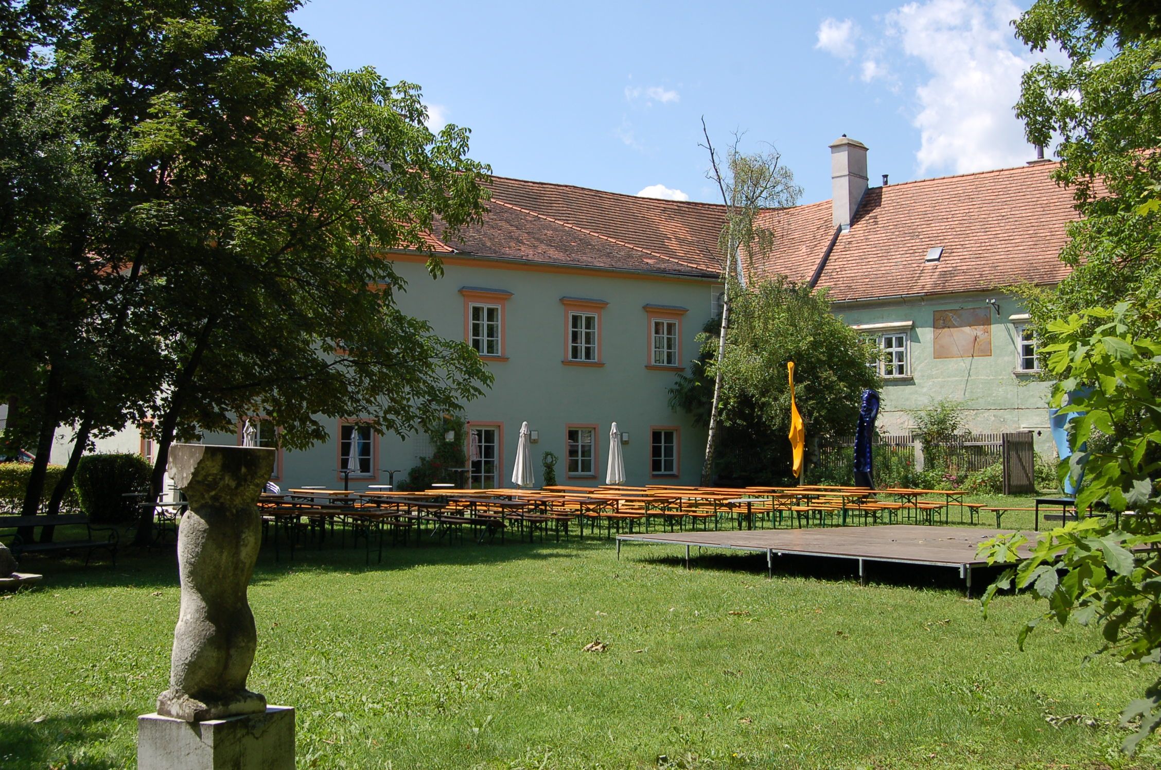 Bad Fischau kastély kerttel és sörasztalokkal.