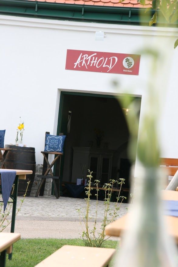 Egy borospince bejárata "Arthold" felirattal.
