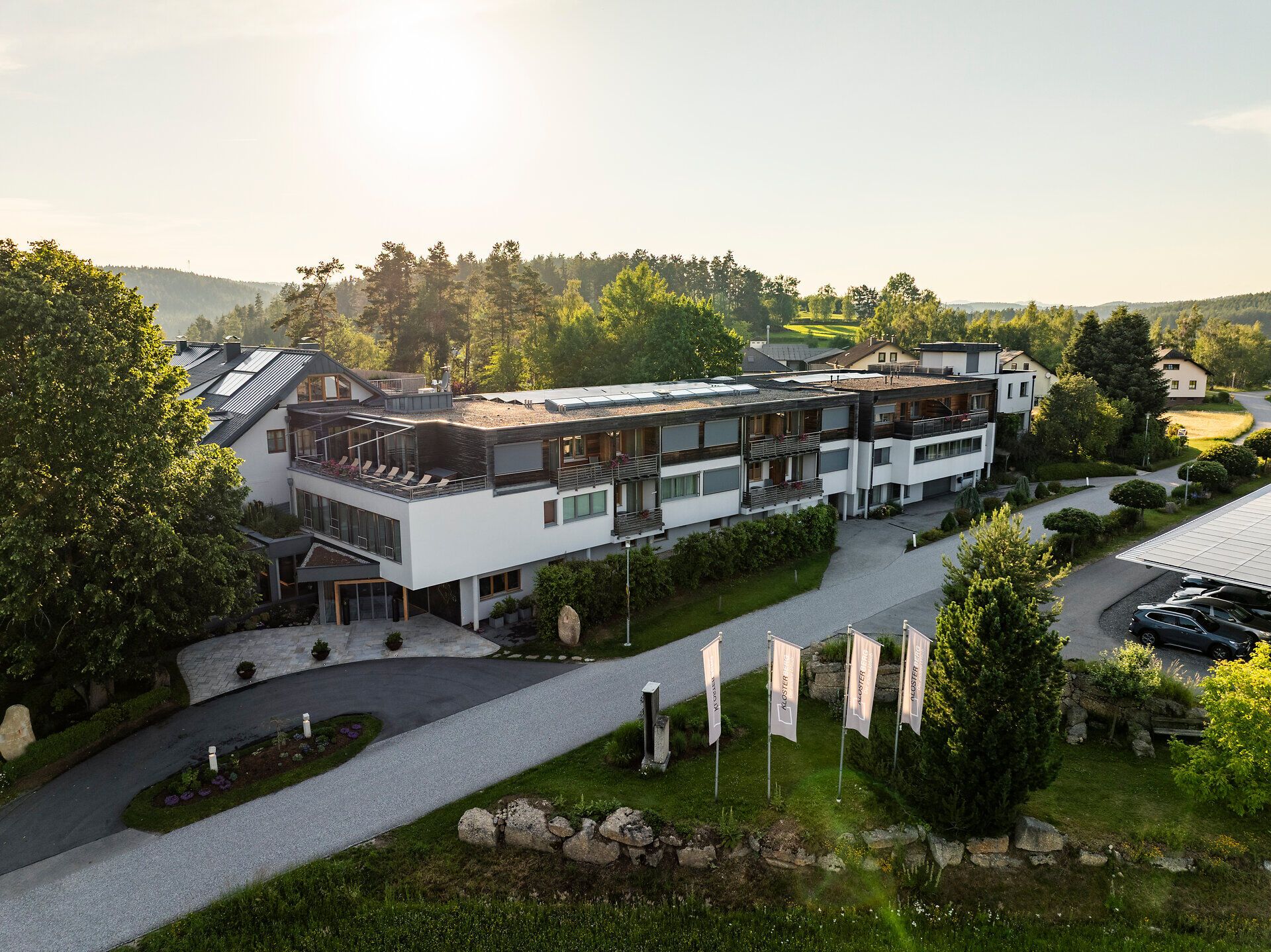 A Klosterberg egészségügyi szálloda külső képe a Waldviertel régióban, zöldövezet és erdő által körülvéve.
