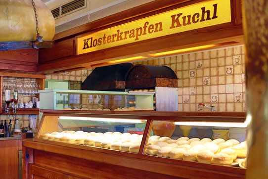 Eladó stand friss fánkkal egy pékségben.